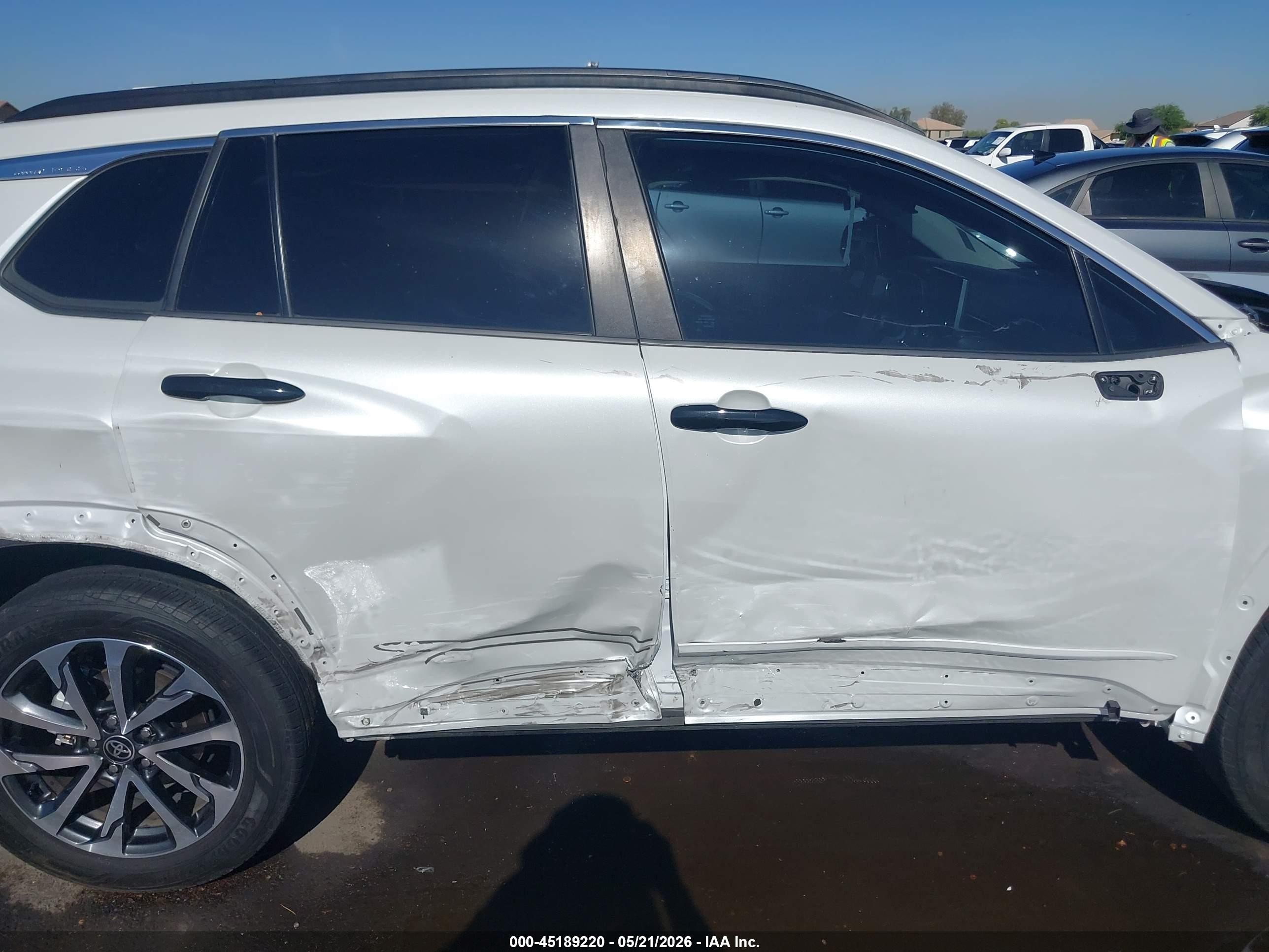 2022 Toyota Corolla Cross Xle White vin: 7MUDAAAG8NV034875