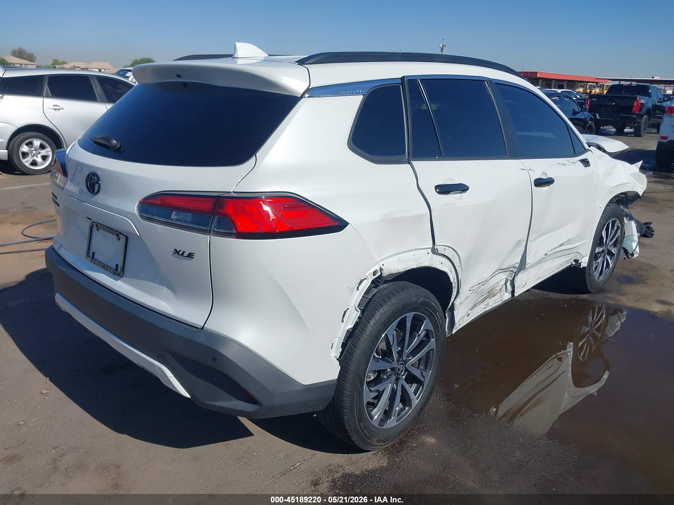 2022 Toyota Corolla Cross Xle White vin: 7MUDAAAG8NV034875