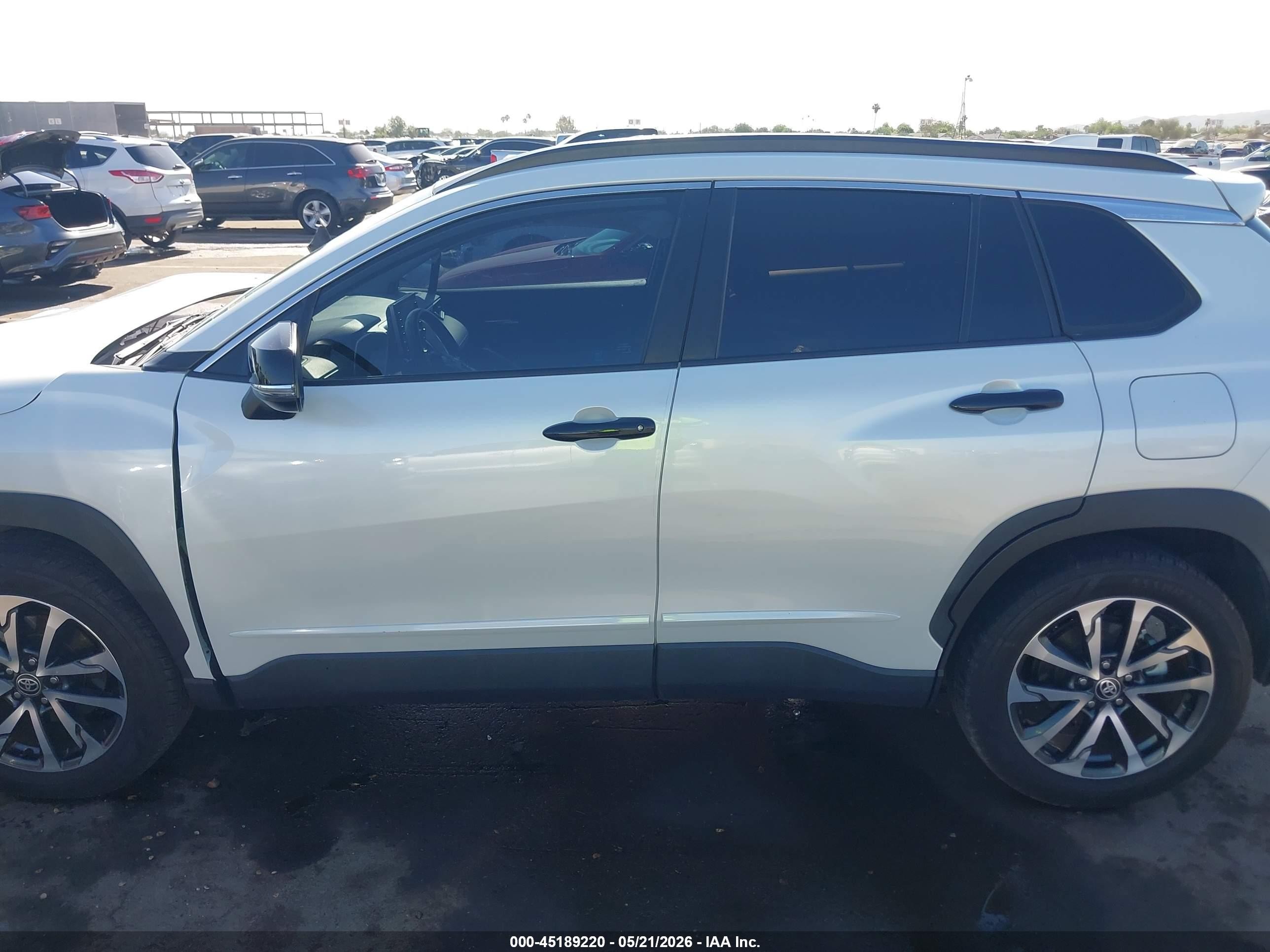 2022 Toyota Corolla Cross Xle White vin: 7MUDAAAG8NV034875