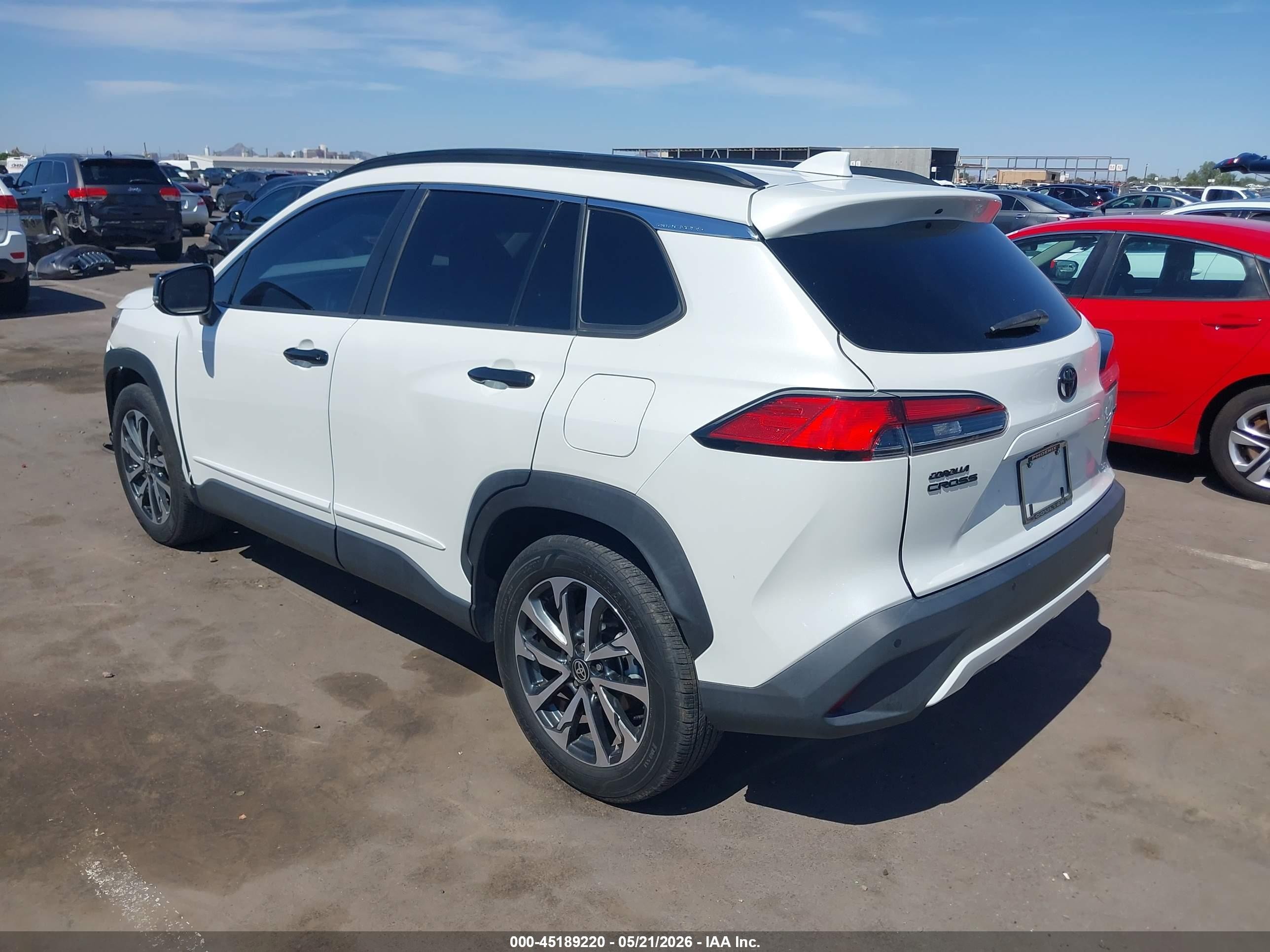 2022 Toyota Corolla Cross Xle White vin: 7MUDAAAG8NV034875
