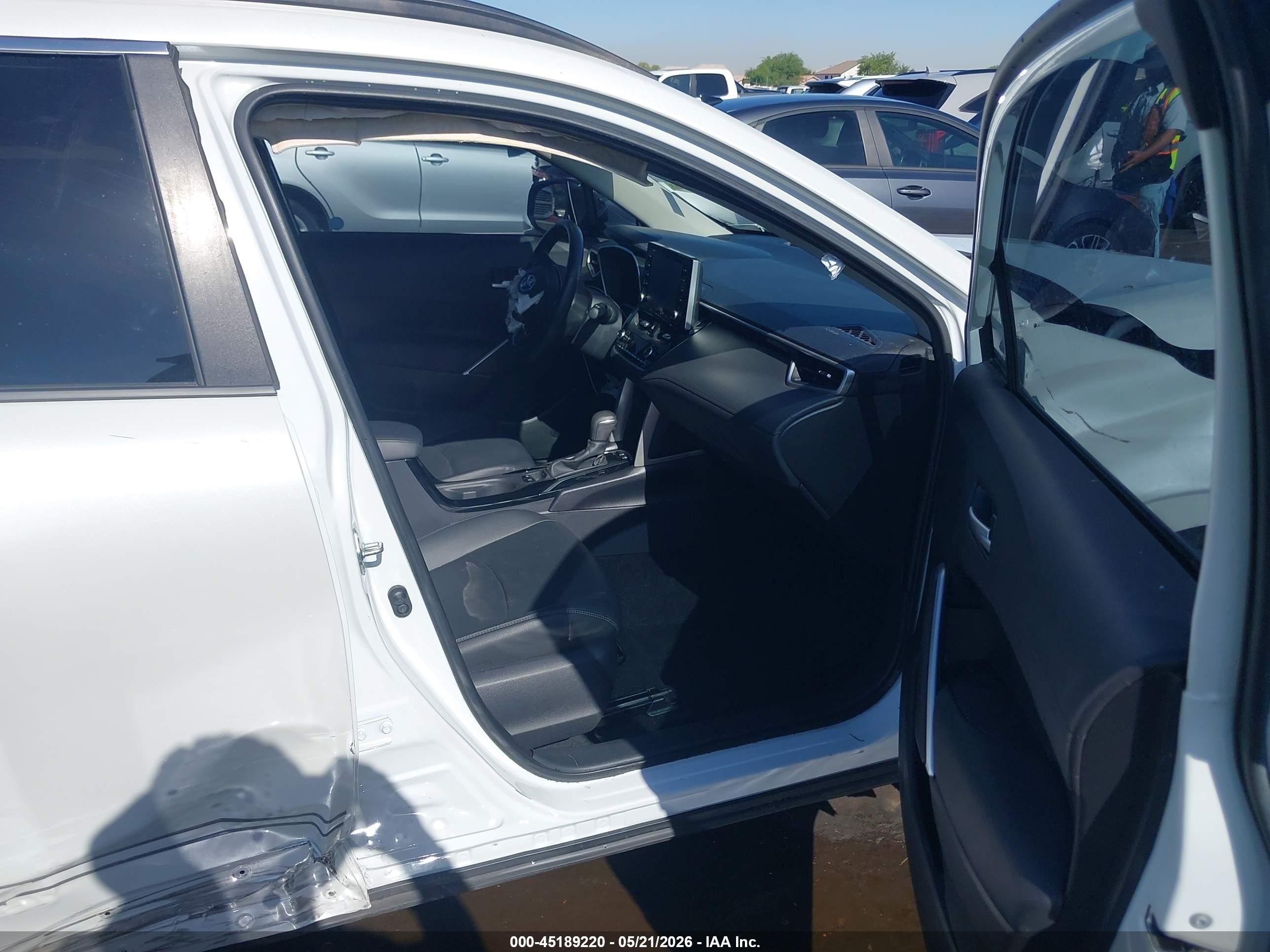 2022 Toyota Corolla Cross Xle White vin: 7MUDAAAG8NV034875
