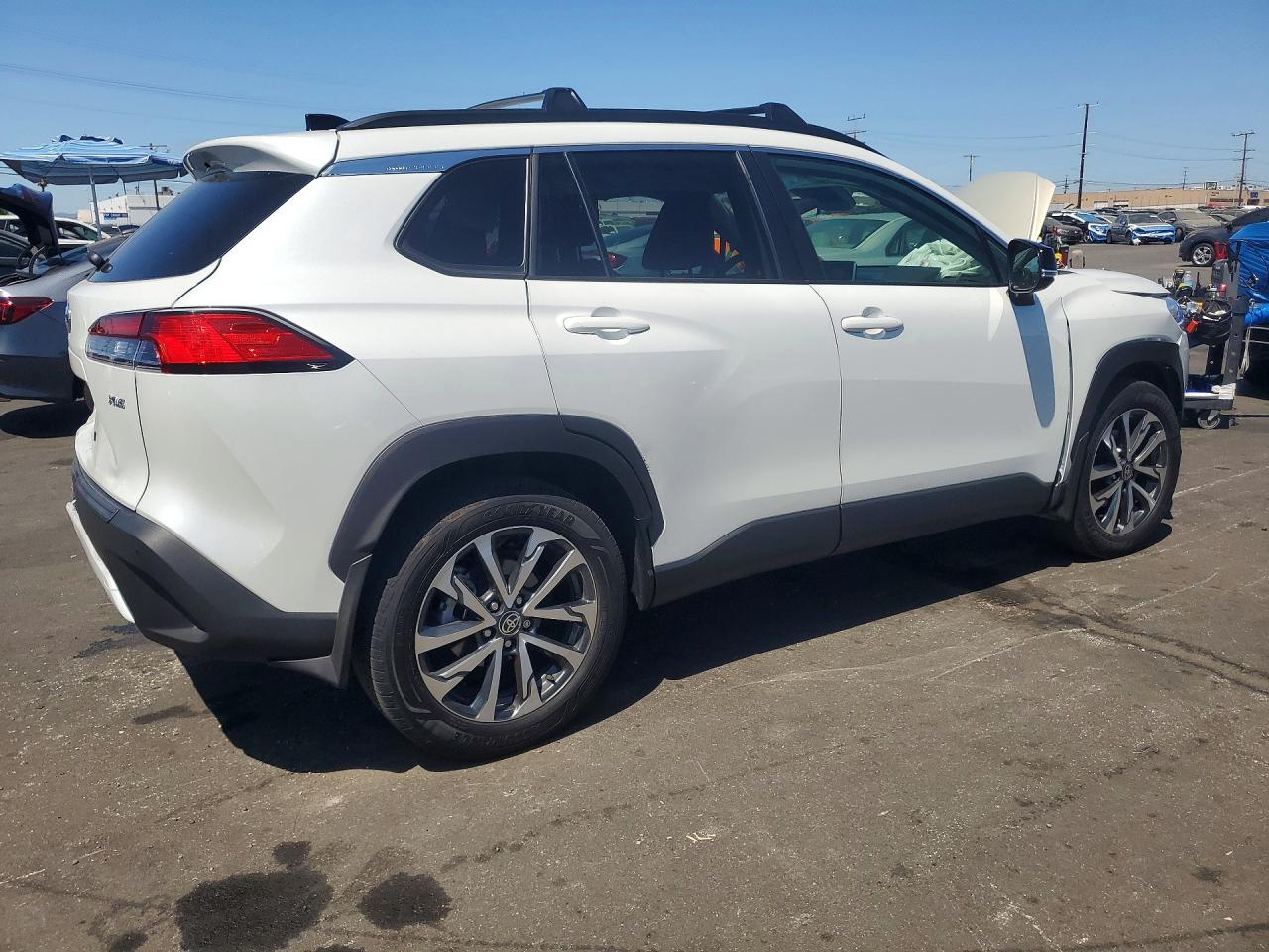 2025 Toyota Corolla Cross Xle White vin: 7MUDAAAG8SV132610
