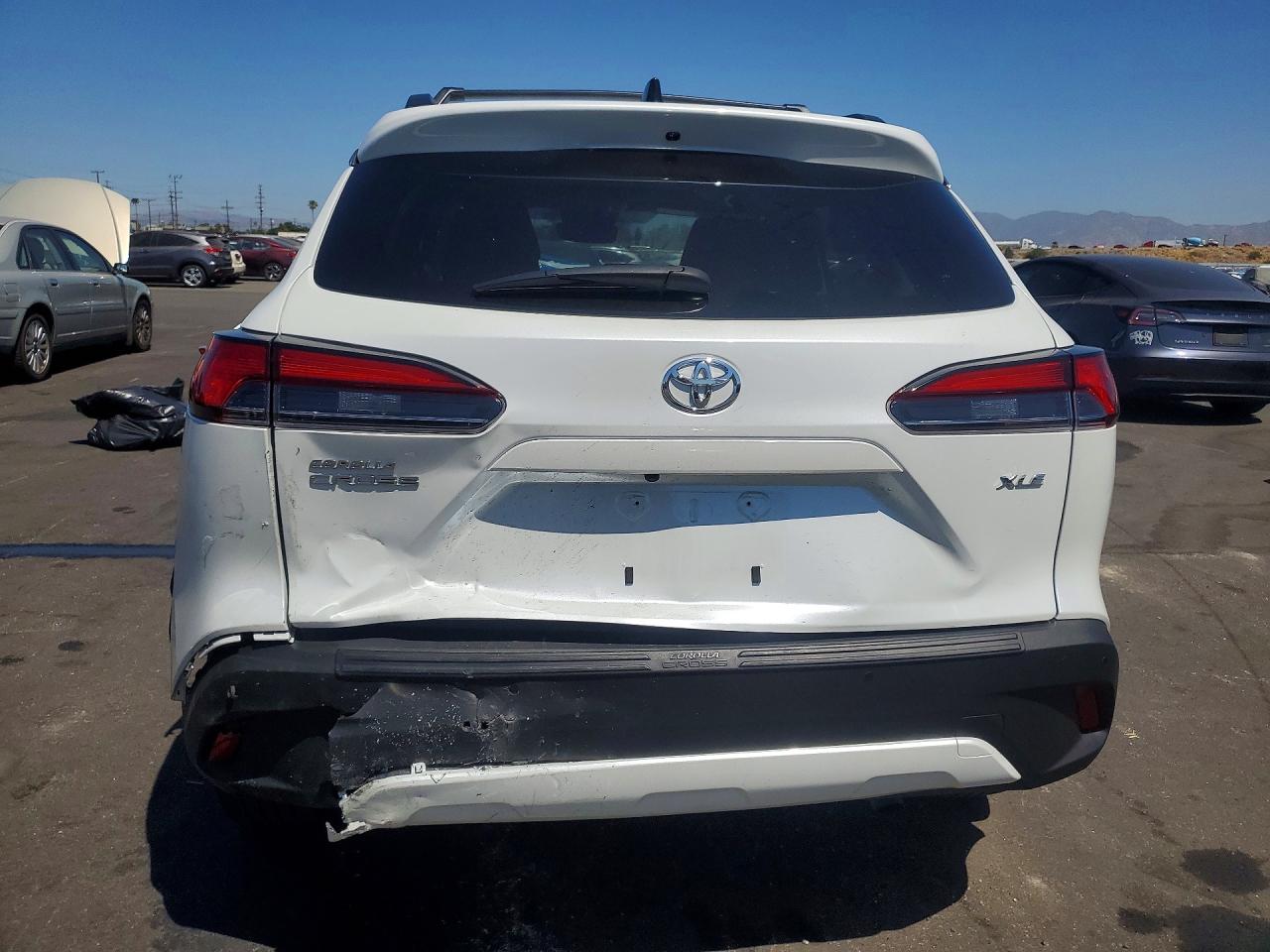 2025 Toyota Corolla Cross Xle White vin: 7MUDAAAG8SV132610