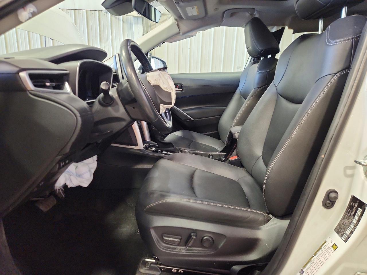 2023 Toyota Corolla Cross Xle White vin: 7MUDAABG4PV050587