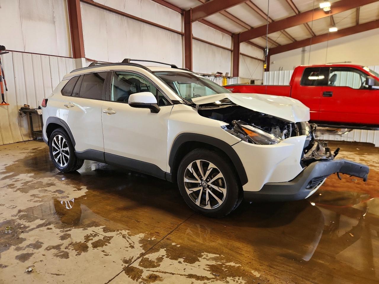 2023 Toyota Corolla Cross Xle White vin: 7MUDAABG4PV050587