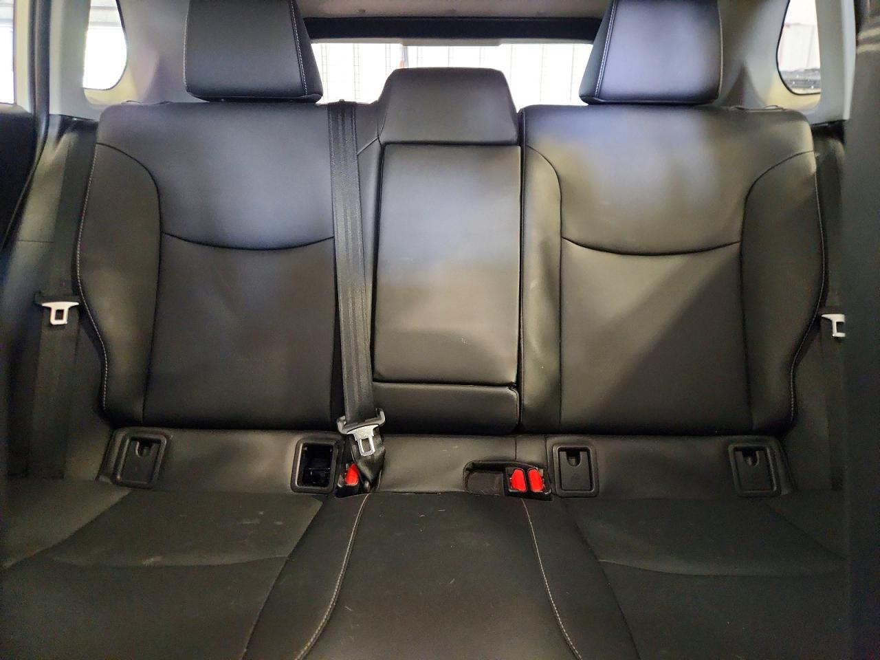 2023 Toyota Corolla Cross Xle White vin: 7MUDAABG4PV050587