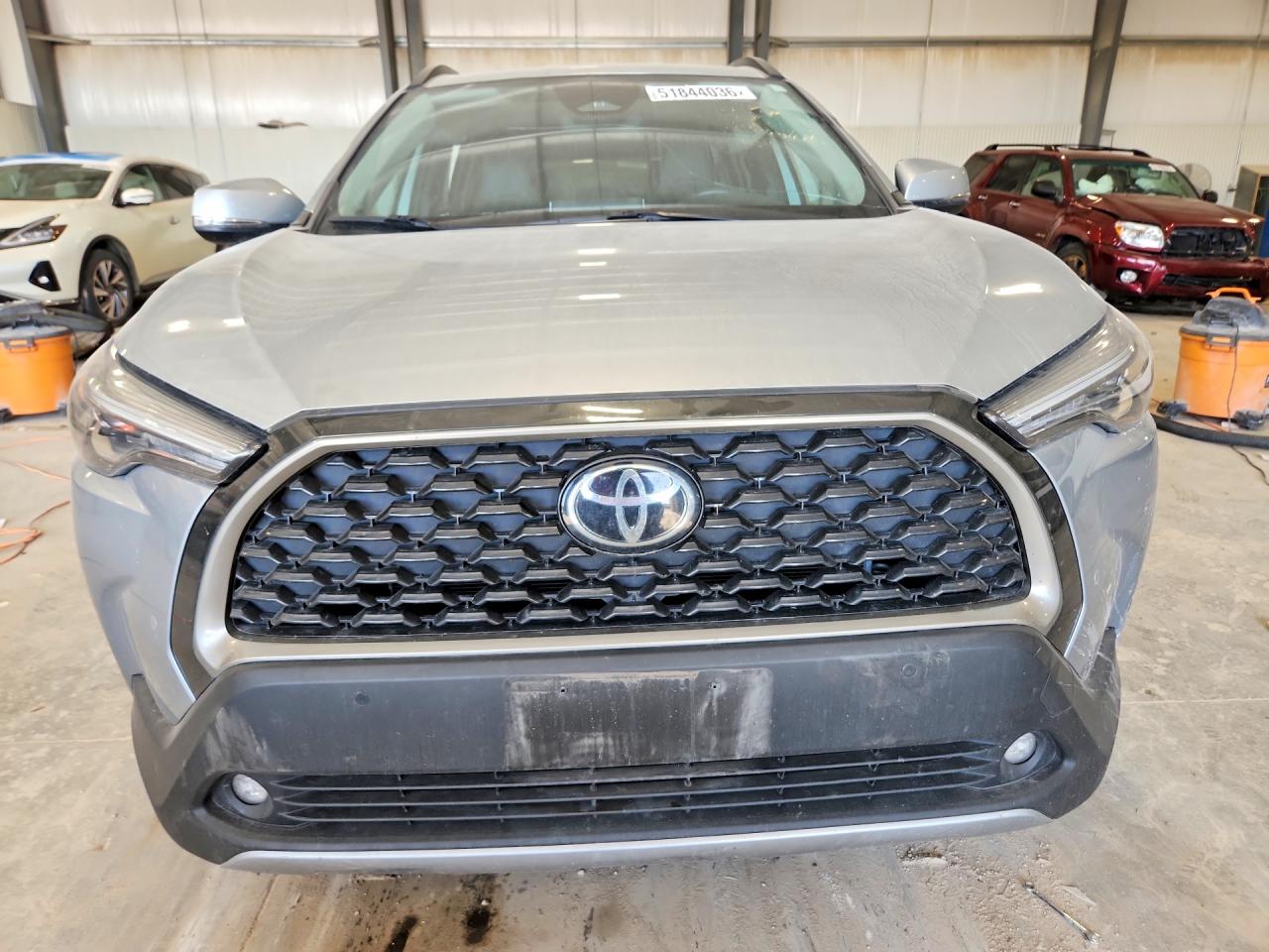 2024 Toyota Corolla Cross Xle Silver vin: 7MUDAABG5RV081995
