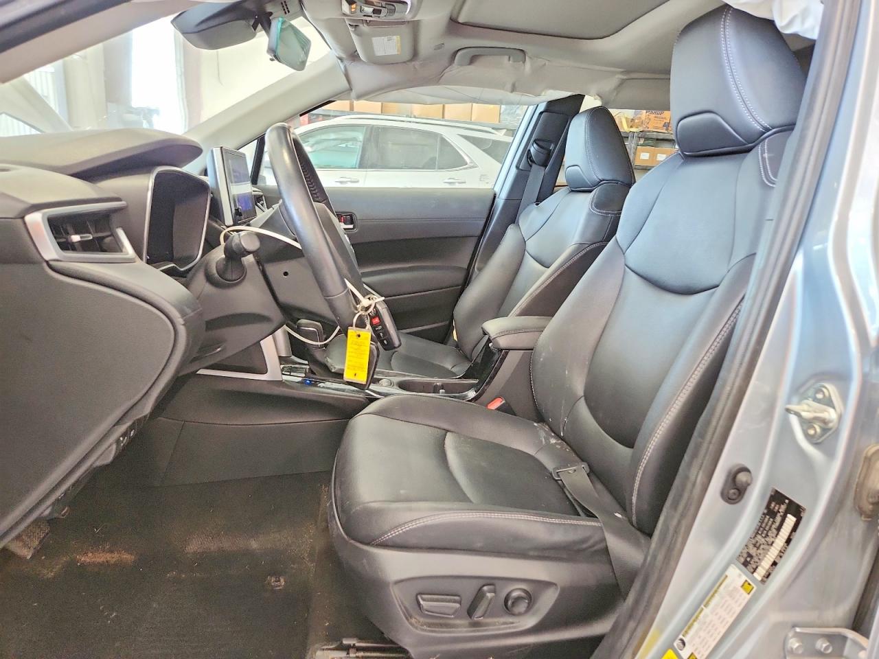 2024 Toyota Corolla Cross Xle Silver vin: 7MUDAABG5RV081995
