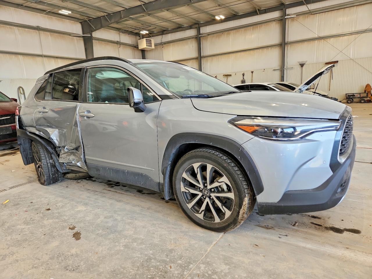 2024 Toyota Corolla Cross Xle Silver vin: 7MUDAABG5RV081995