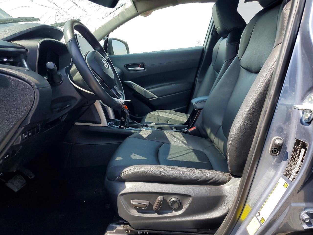 2024 Toyota Corolla Cross Xle Серебряный vin: 7MUDAABG6RV092486