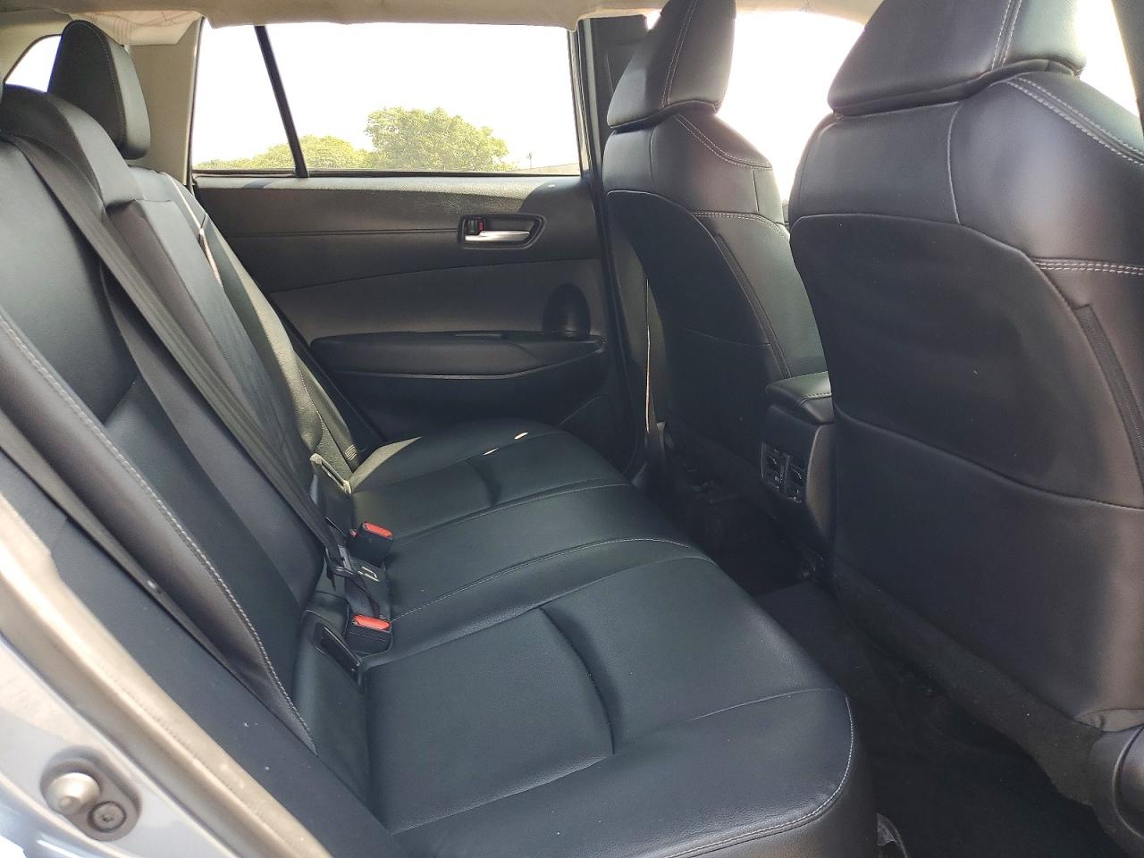 2024 Toyota Corolla Cross Xle Серебряный vin: 7MUDAABG6RV092486
