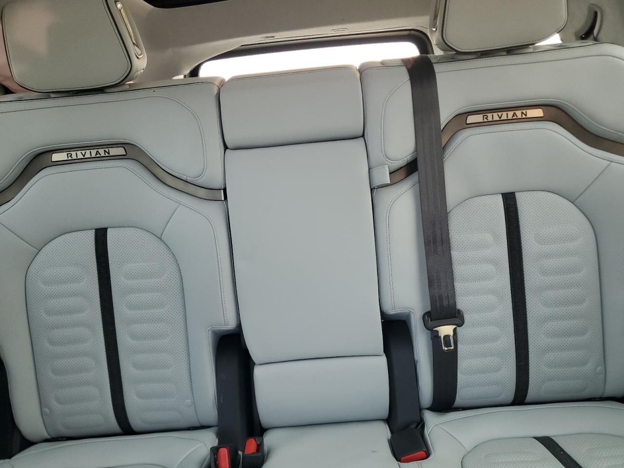 2023 Rivian R1s Adventure Silver vin: 7PDSGABA2PN006517