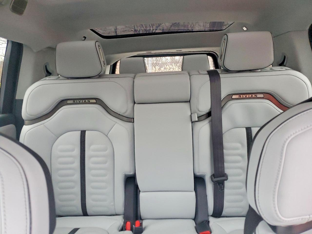 2023 Rivian R1s Adventure Silver vin: 7PDSGABA2PN006517