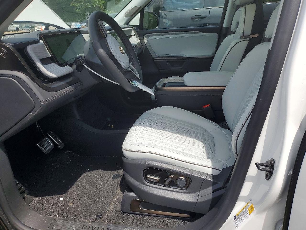 2026 Rivian R1s Premium Two Tone vin: 7PDSGABP9TN085909