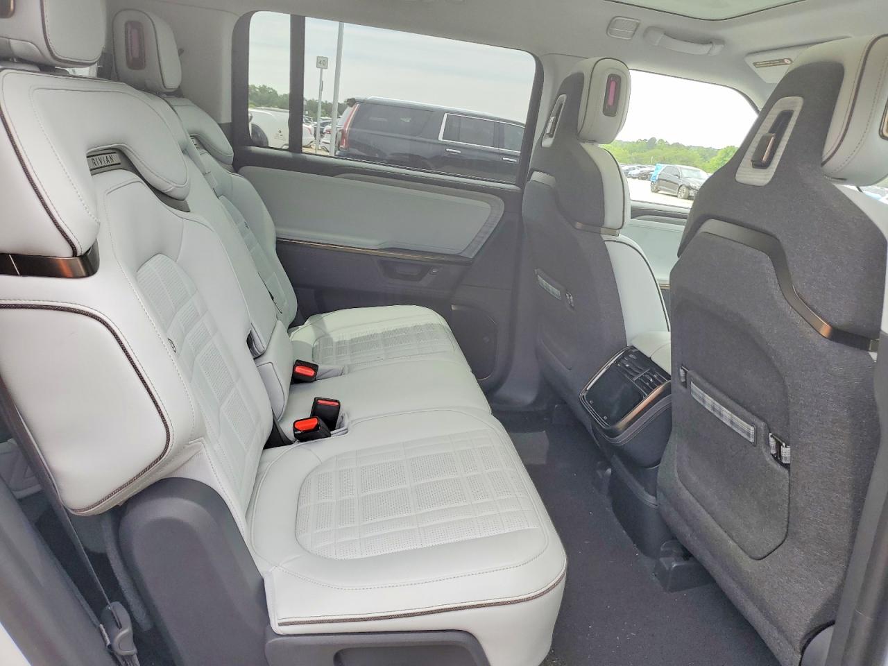 2026 Rivian R1s Premium Two Tone vin: 7PDSGABP9TN085909