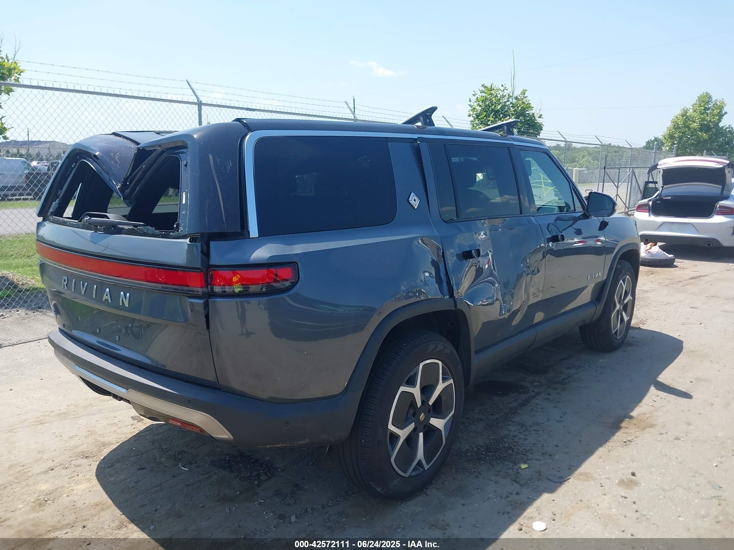 2023 Rivian R1s Adventure/adventure Dual Motor Max Pack/adventure Dual Motor Perf Max Pack Gray vin: 7PDSGBBA3PN028970