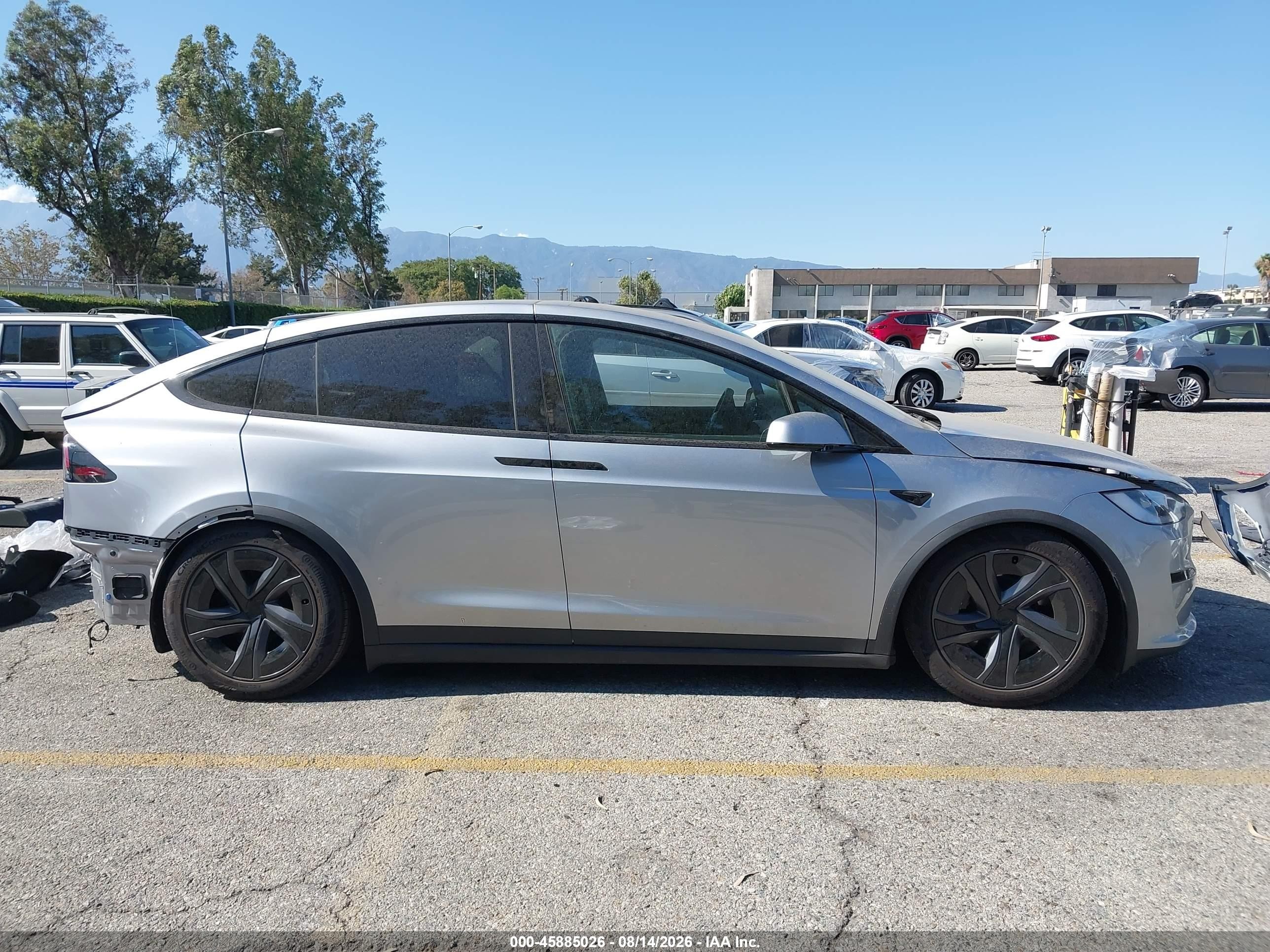 2026 Tesla Model X All-wheel Drive Серебряный vin: 7SAXCAE59TF482329