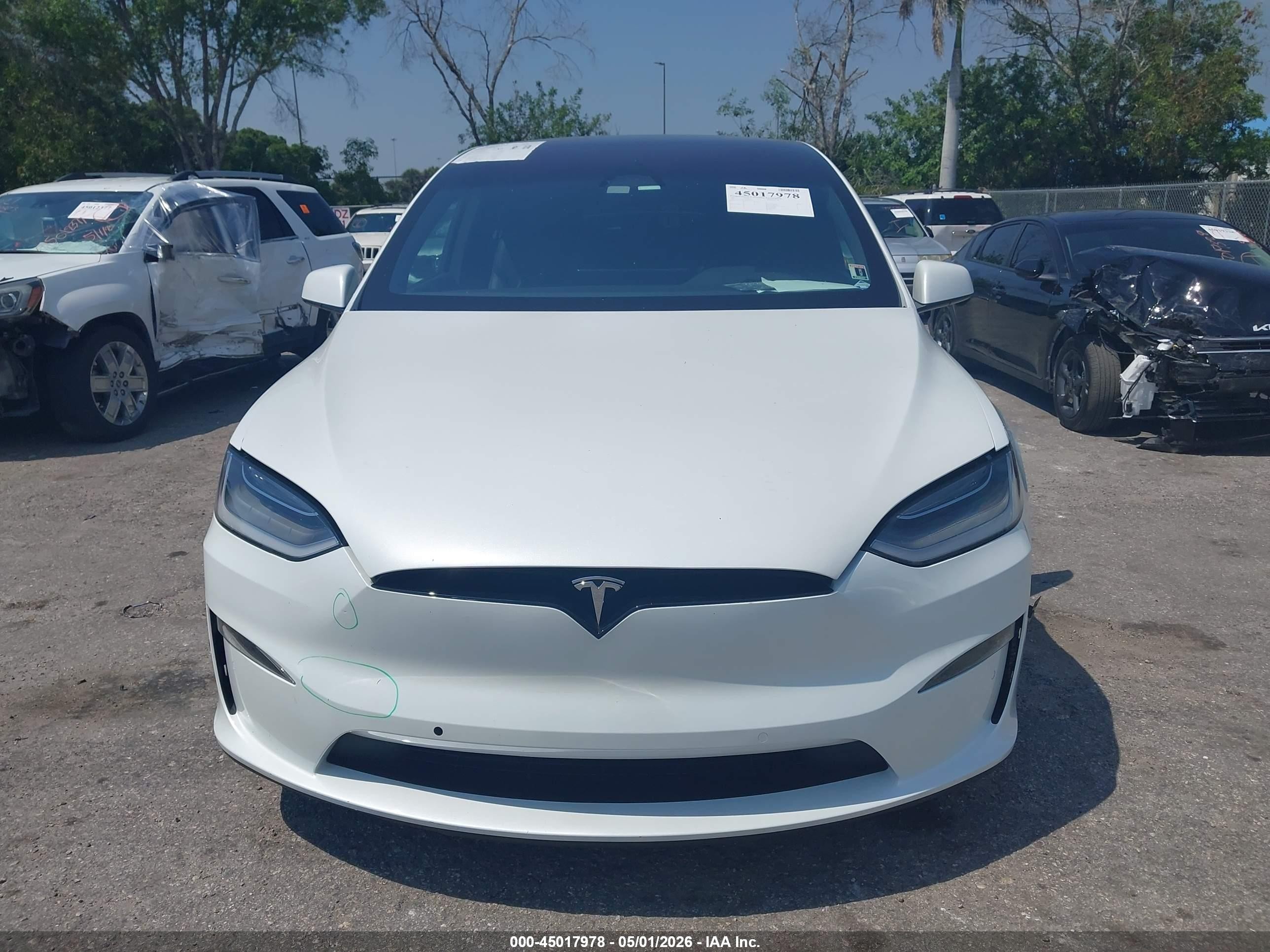2023 Tesla Model X Dual Motor All-wheel Drive/standard Range White vin: 7SAXCBE52PF373142