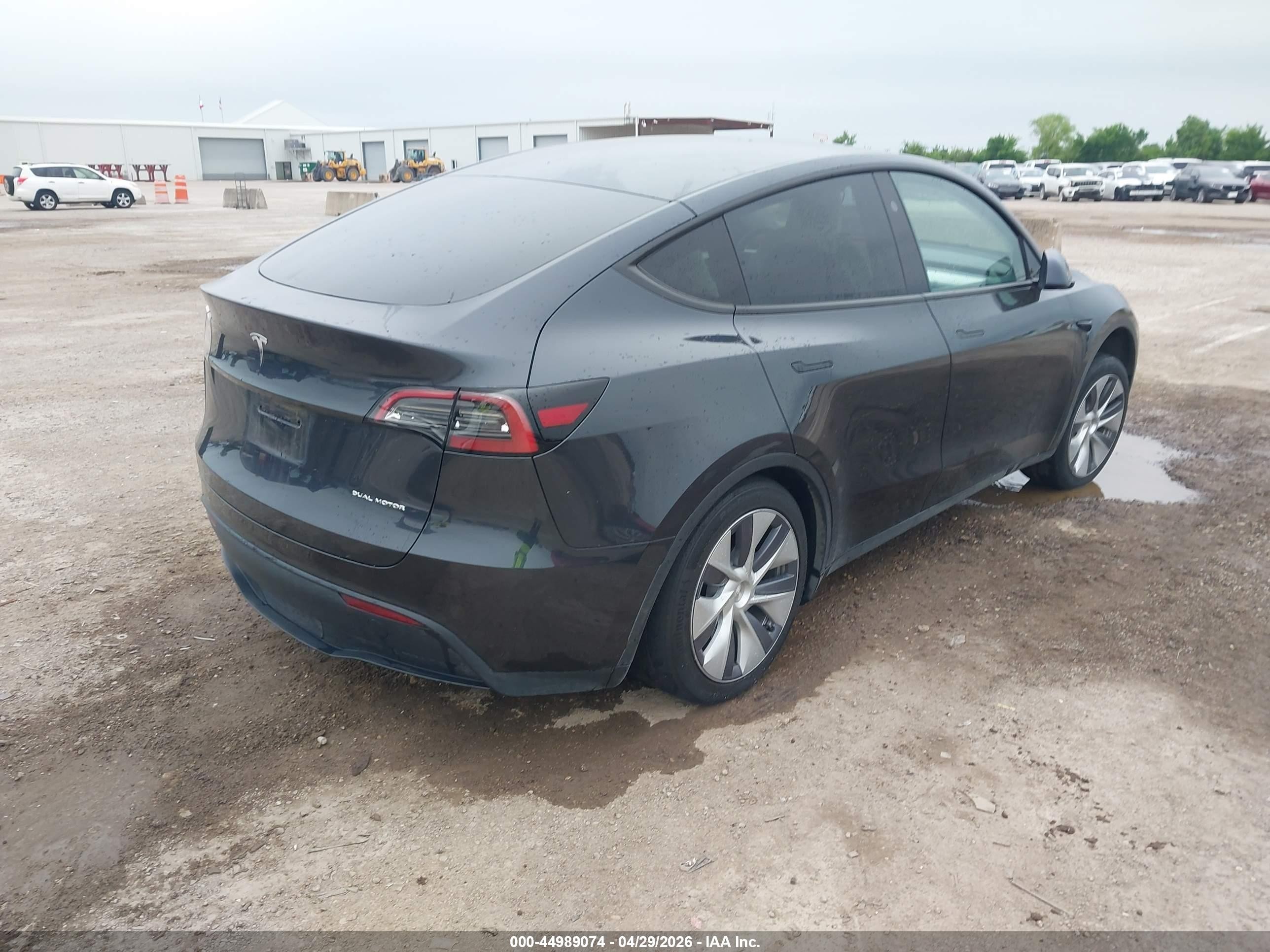 2024 Tesla Model Y Long Range Dual Motor All-wheel Drive Gray vin: 7SAYGAEE2RF046536