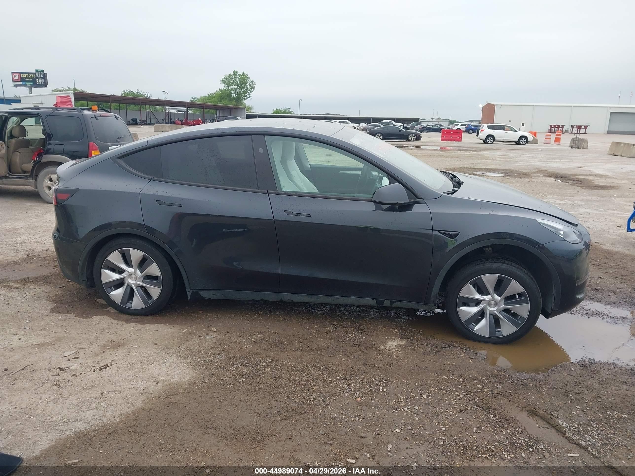 2024 Tesla Model Y Long Range Dual Motor All-wheel Drive Gray vin: 7SAYGAEE2RF046536