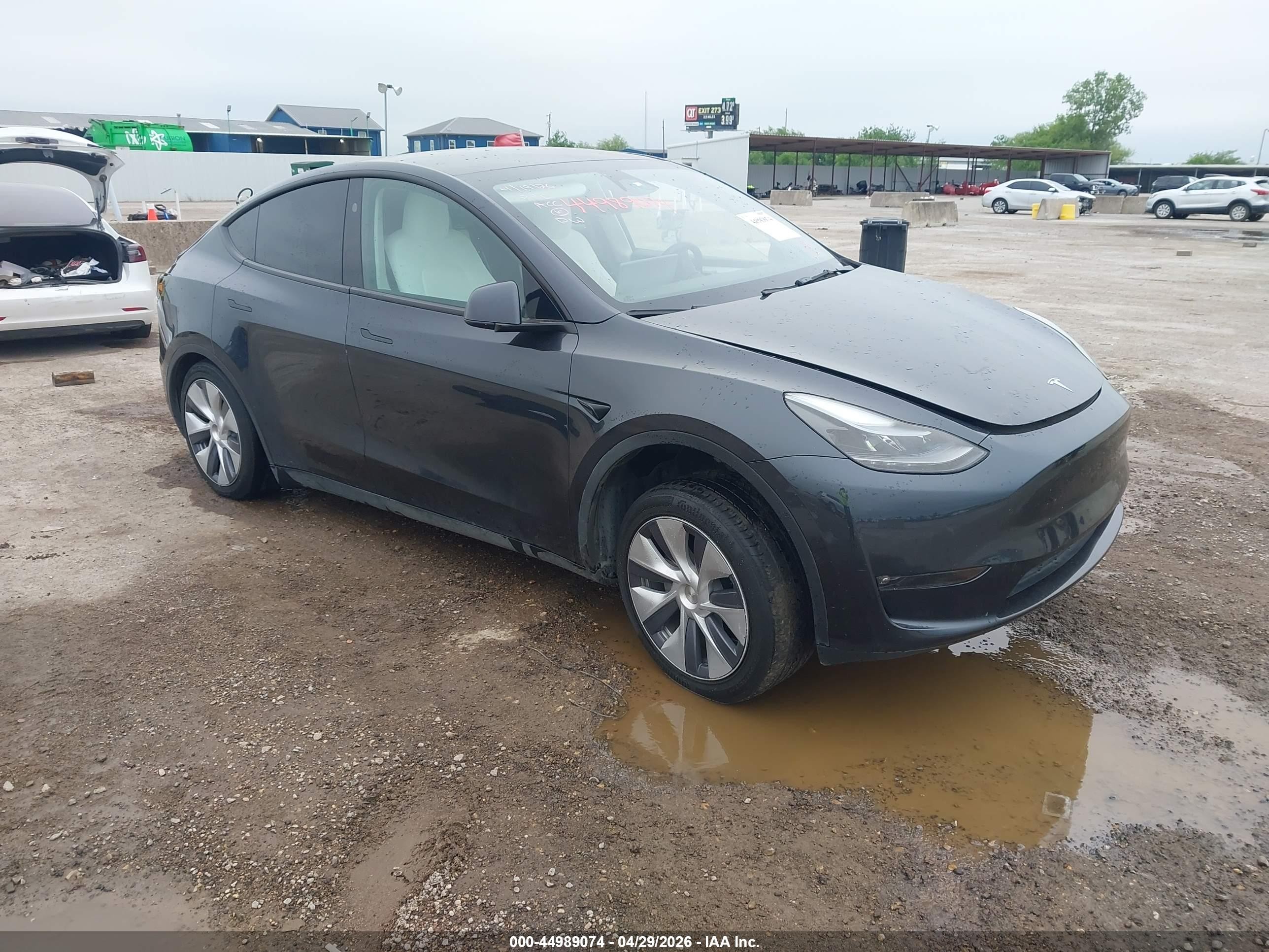 2024 Tesla Model Y Long Range Dual Motor All-wheel Drive Gray vin: 7SAYGAEE2RF046536