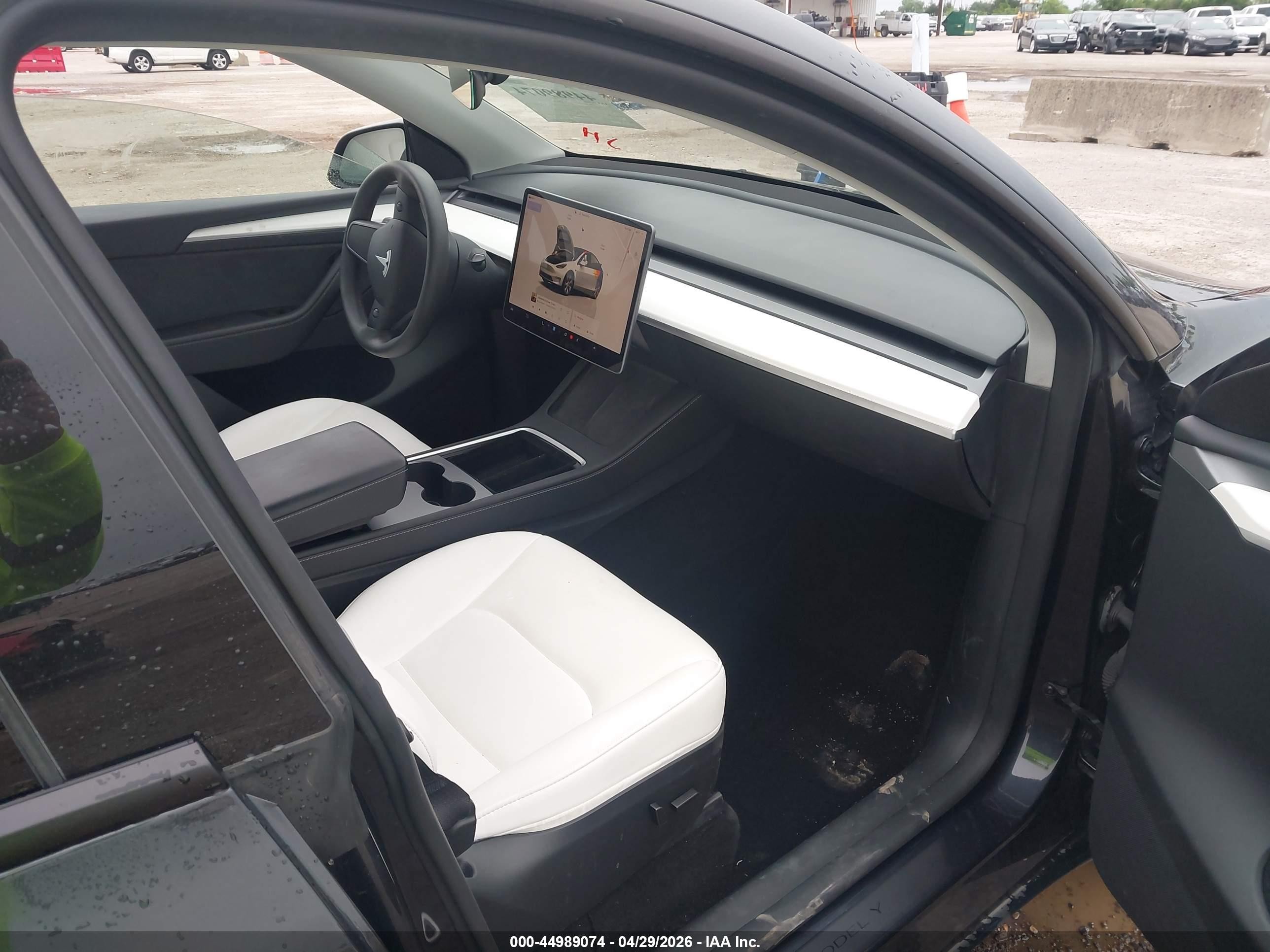 2024 Tesla Model Y Long Range Dual Motor All-wheel Drive Gray vin: 7SAYGAEE2RF046536
