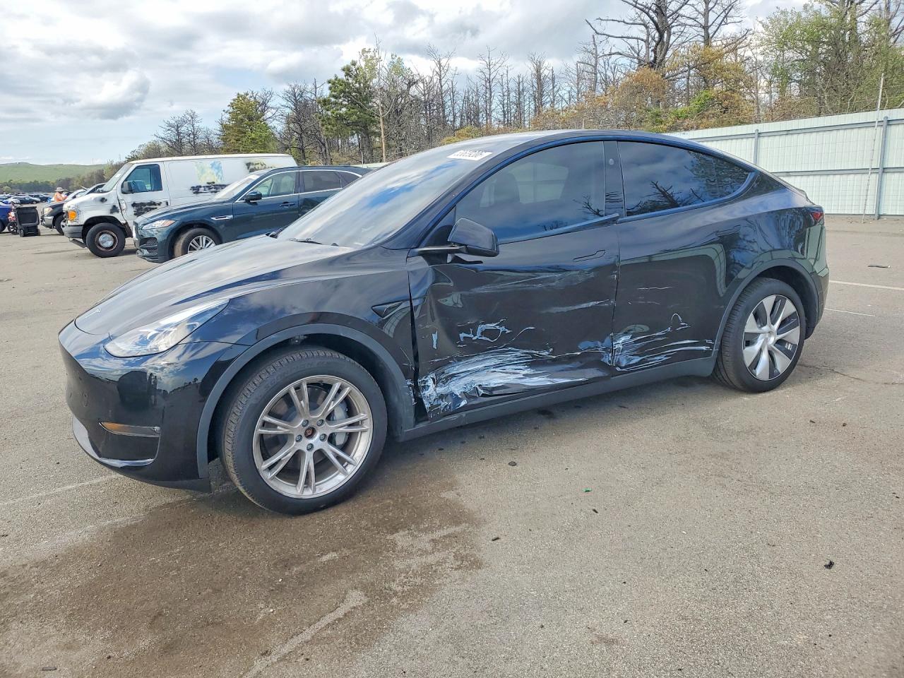 2024 Tesla Model Y Black vin: 7SAYGAEE4RF009102