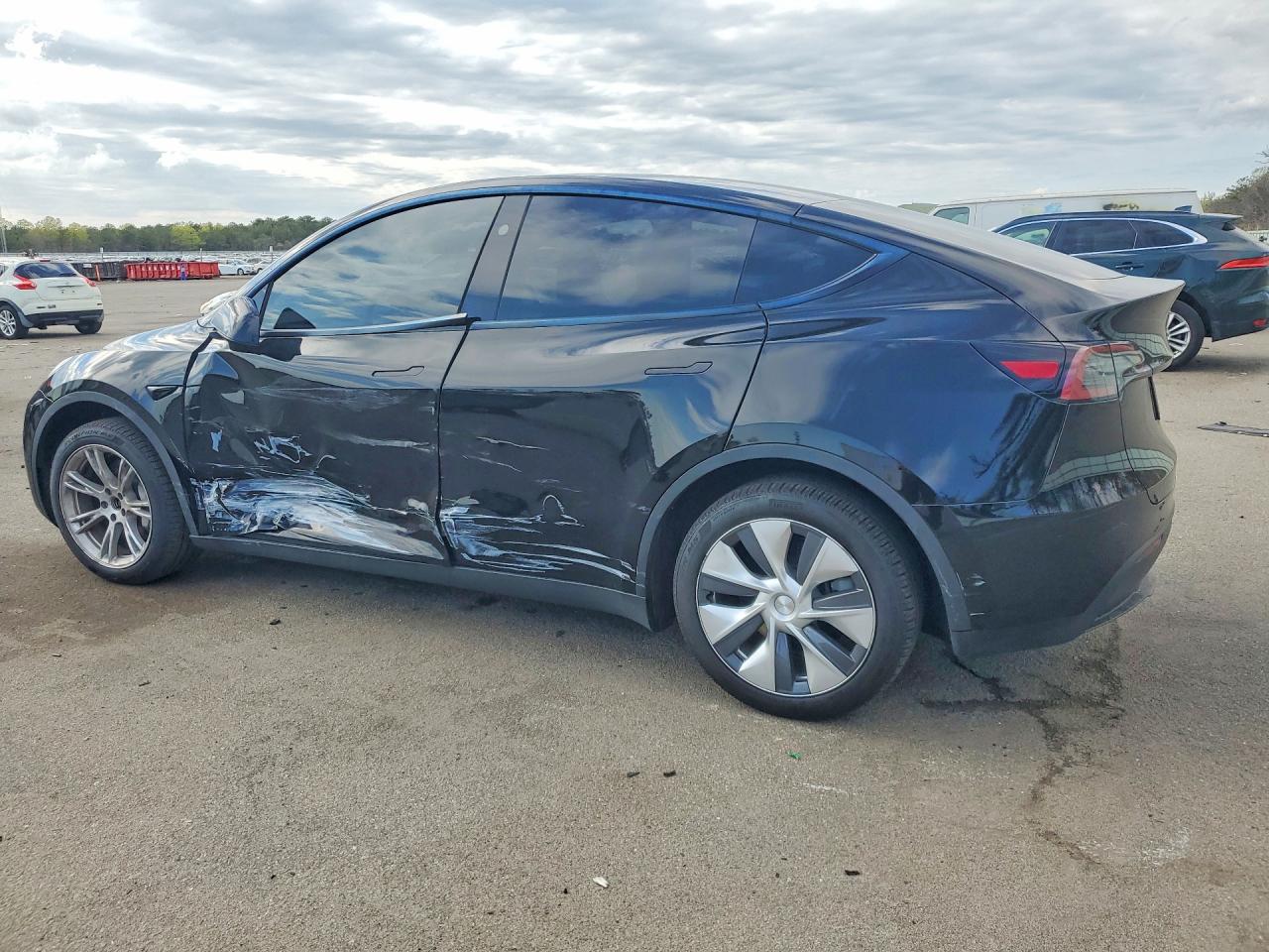2024 Tesla Model Y Black vin: 7SAYGAEE4RF009102
