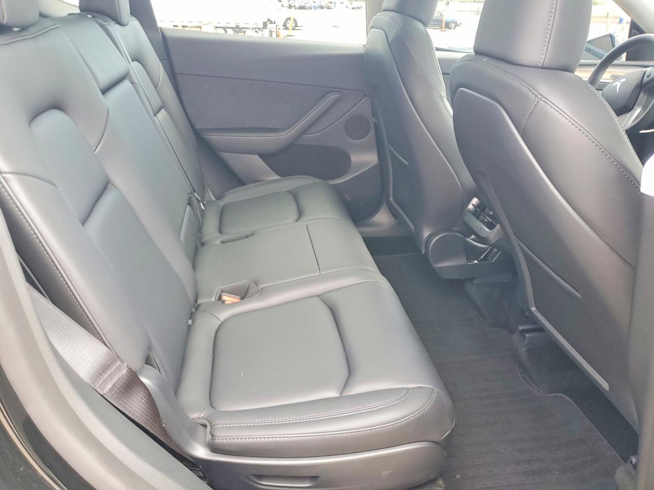 2024 Tesla Model Y Black vin: 7SAYGAEE4RF009102