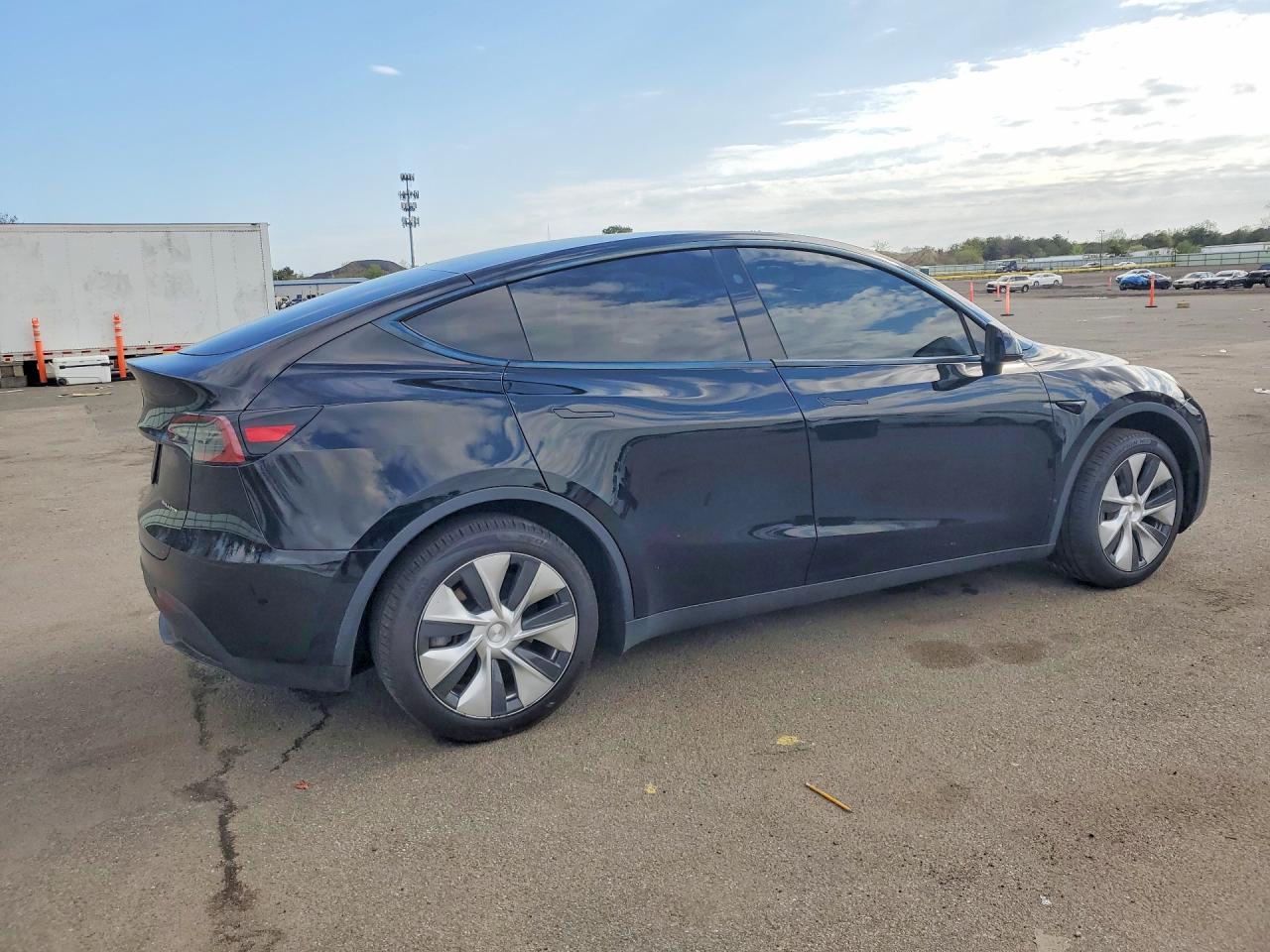 2024 Tesla Model Y Black vin: 7SAYGAEE4RF009102