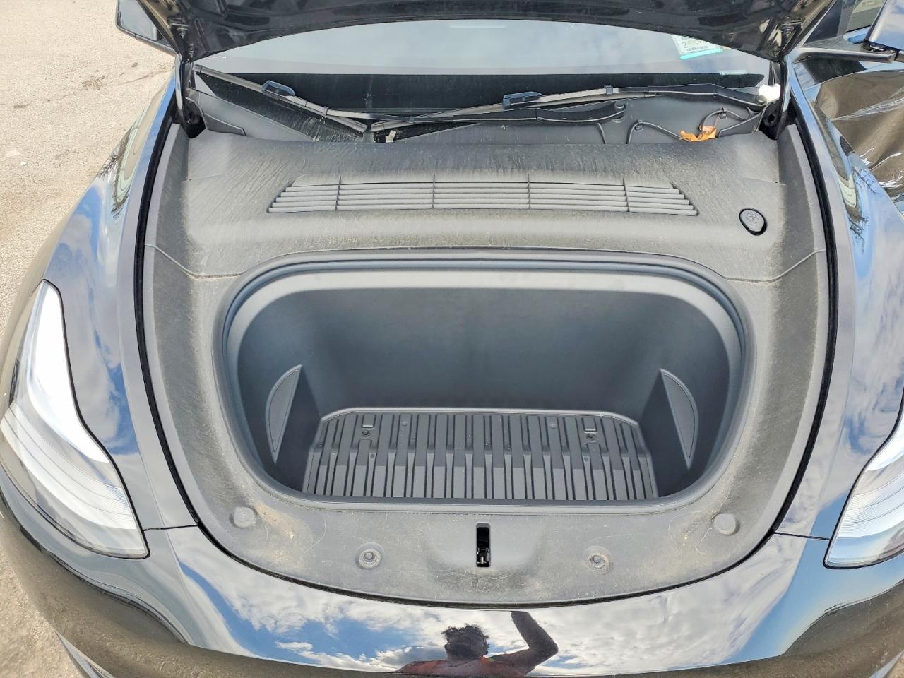 2024 Tesla Model Y Black vin: 7SAYGAEE4RF009102