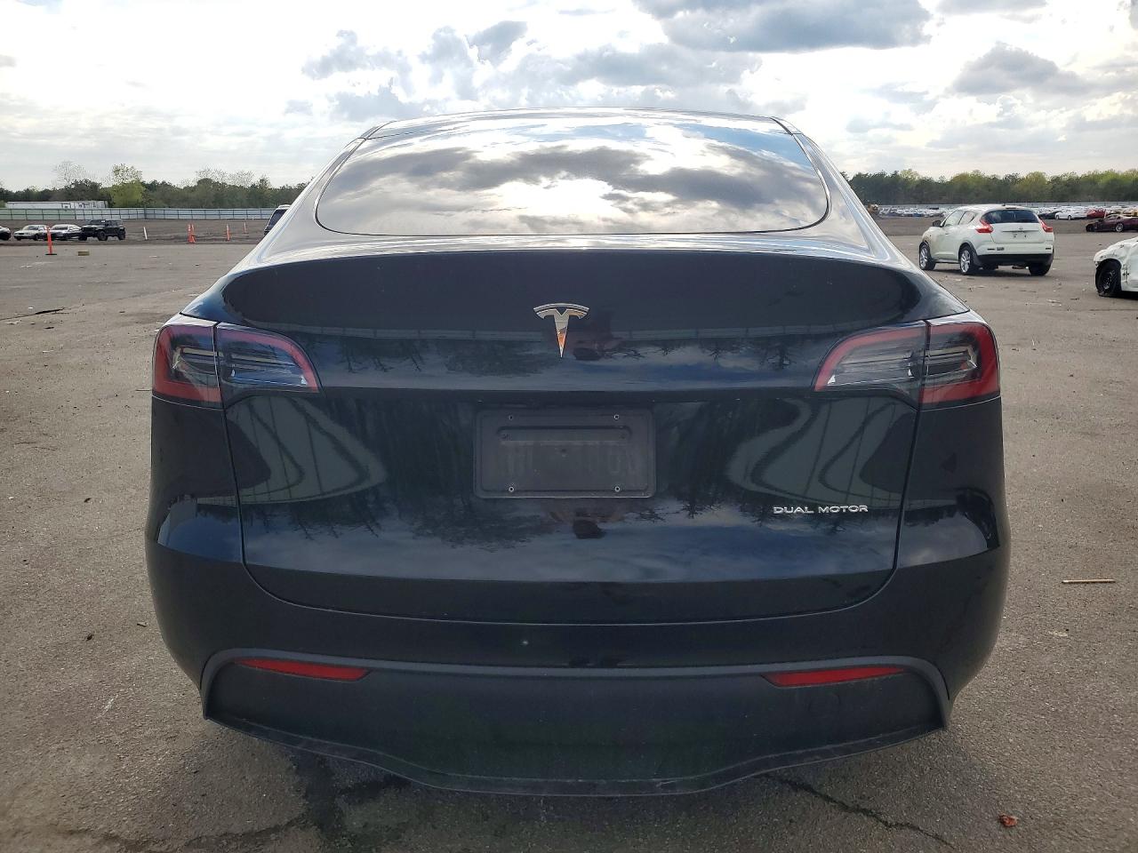 2024 Tesla Model Y Black vin: 7SAYGAEE4RF009102