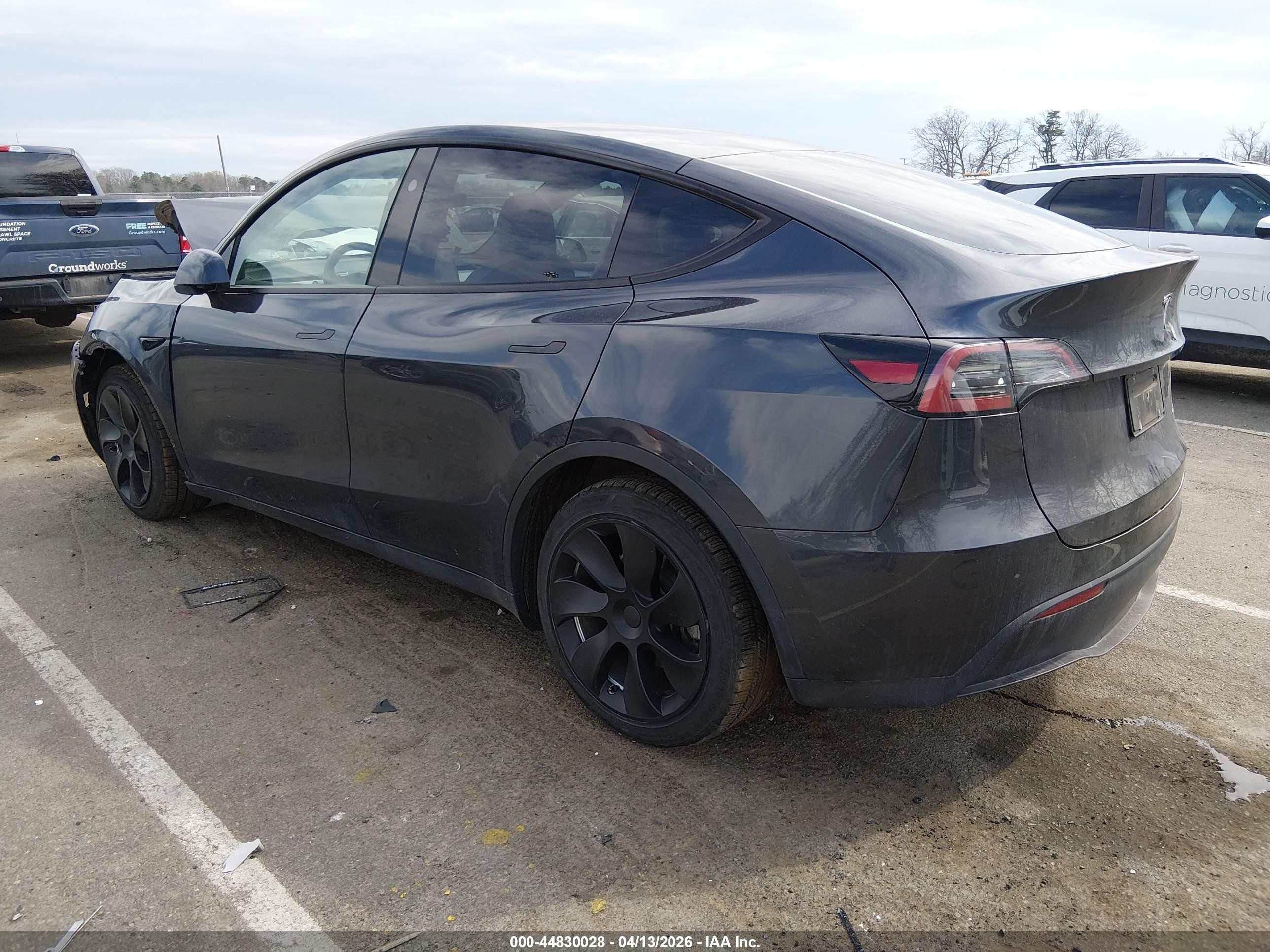 2024 Tesla Model Y Long Range Dual Motor All-wheel Drive Gray vin: 7SAYGAEE4RF022481