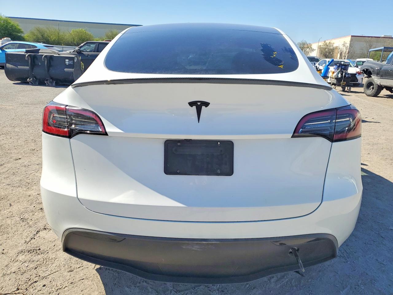 2024 Tesla Model Y White vin: 7SAYGAEE4RF177368