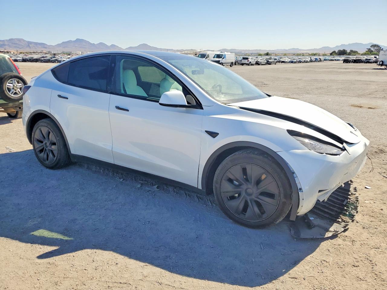 2024 Tesla Model Y White vin: 7SAYGAEE4RF177368