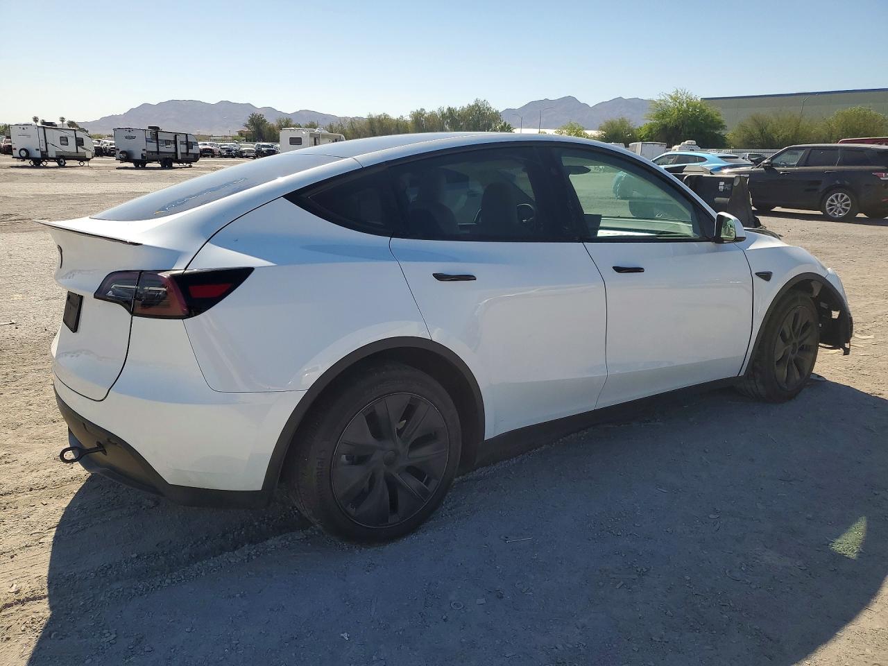 2024 Tesla Model Y White vin: 7SAYGAEE4RF177368