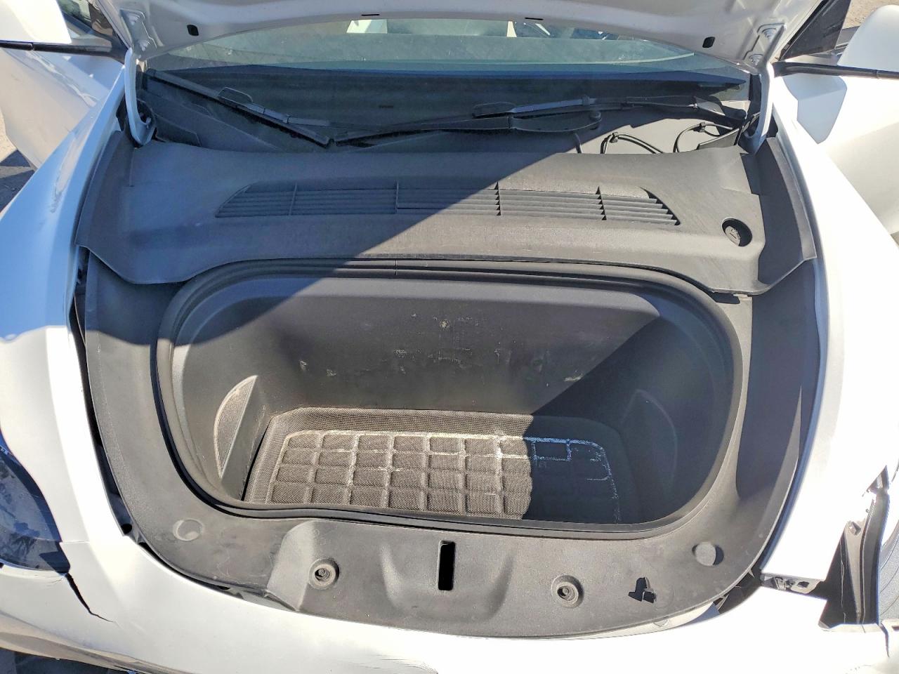 2024 Tesla Model Y White vin: 7SAYGAEE4RF177368