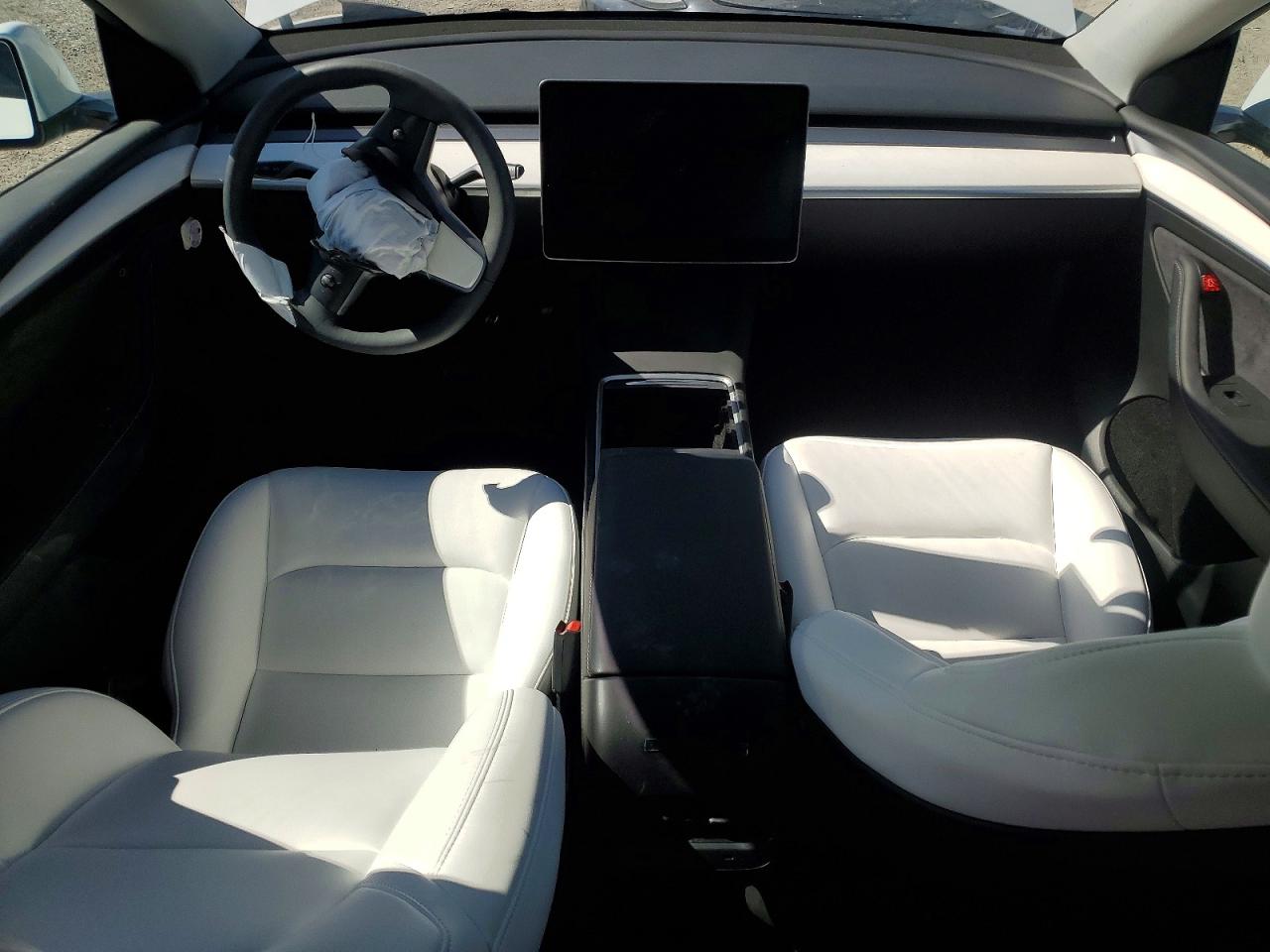 2024 Tesla Model Y White vin: 7SAYGAEE4RF177368