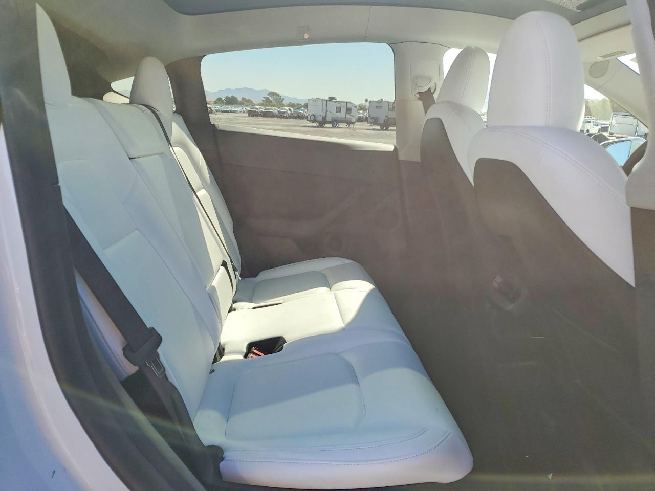 2024 Tesla Model Y White vin: 7SAYGAEE4RF177368