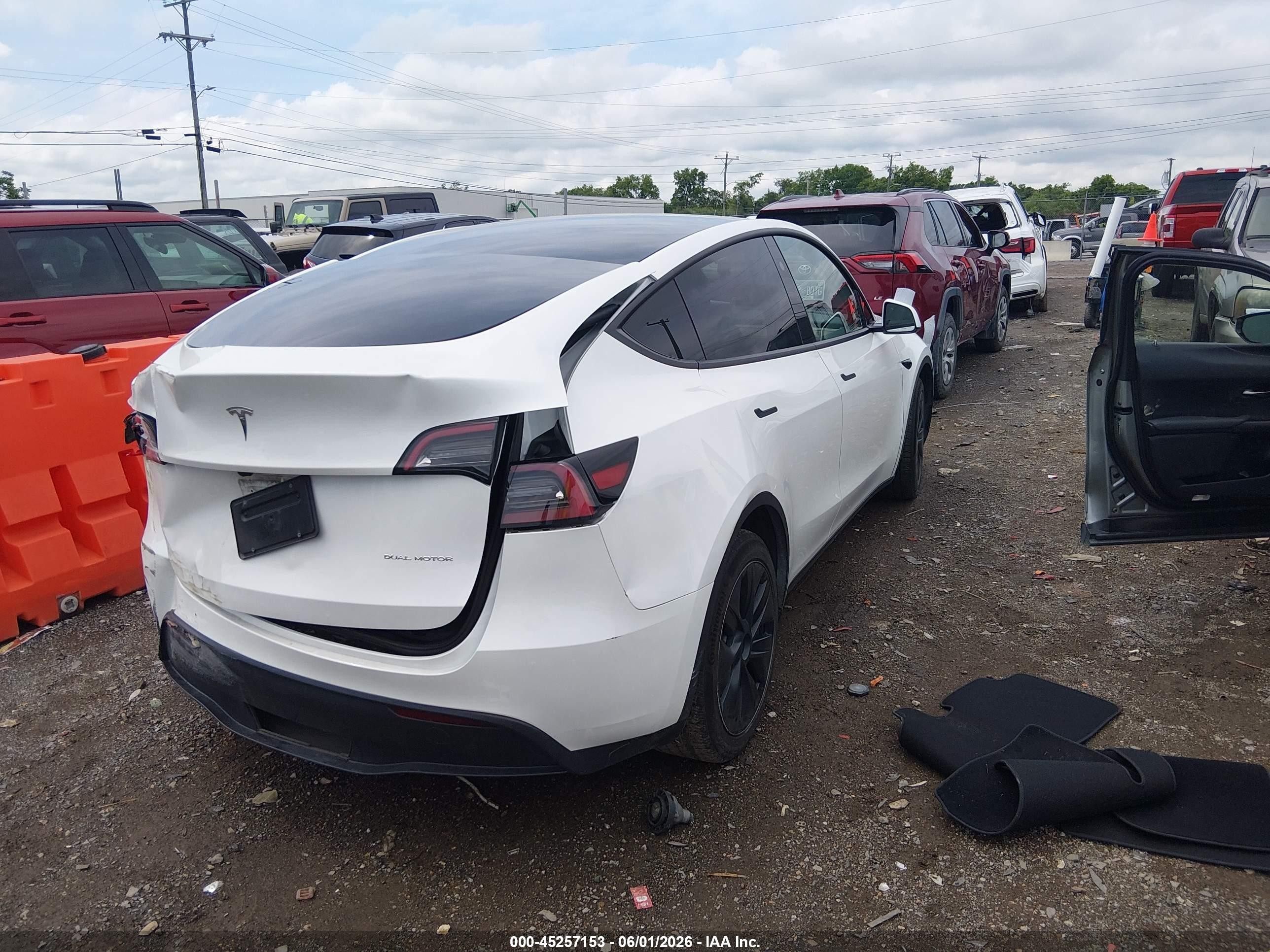 2024 Tesla Model Y Long Range Dual Motor All-wheel Drive White vin: 7SAYGAEE6RF157042