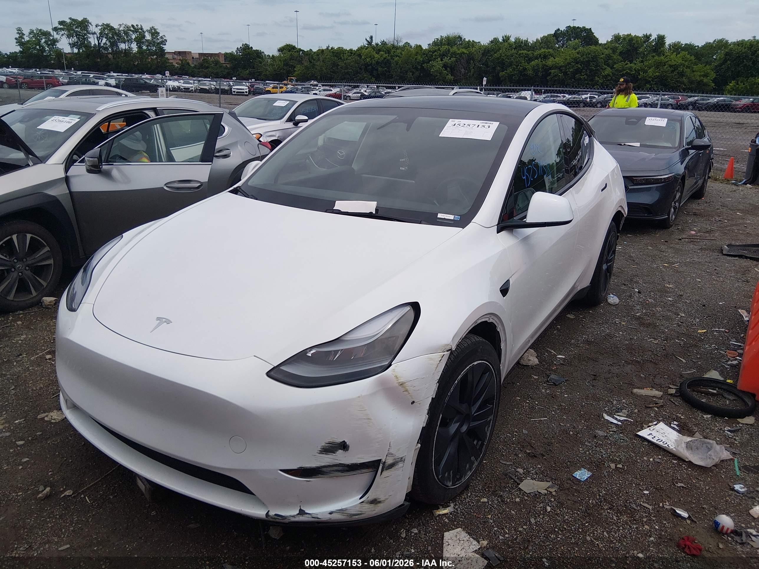 2024 Tesla Model Y Long Range Dual Motor All-wheel Drive White vin: 7SAYGAEE6RF157042