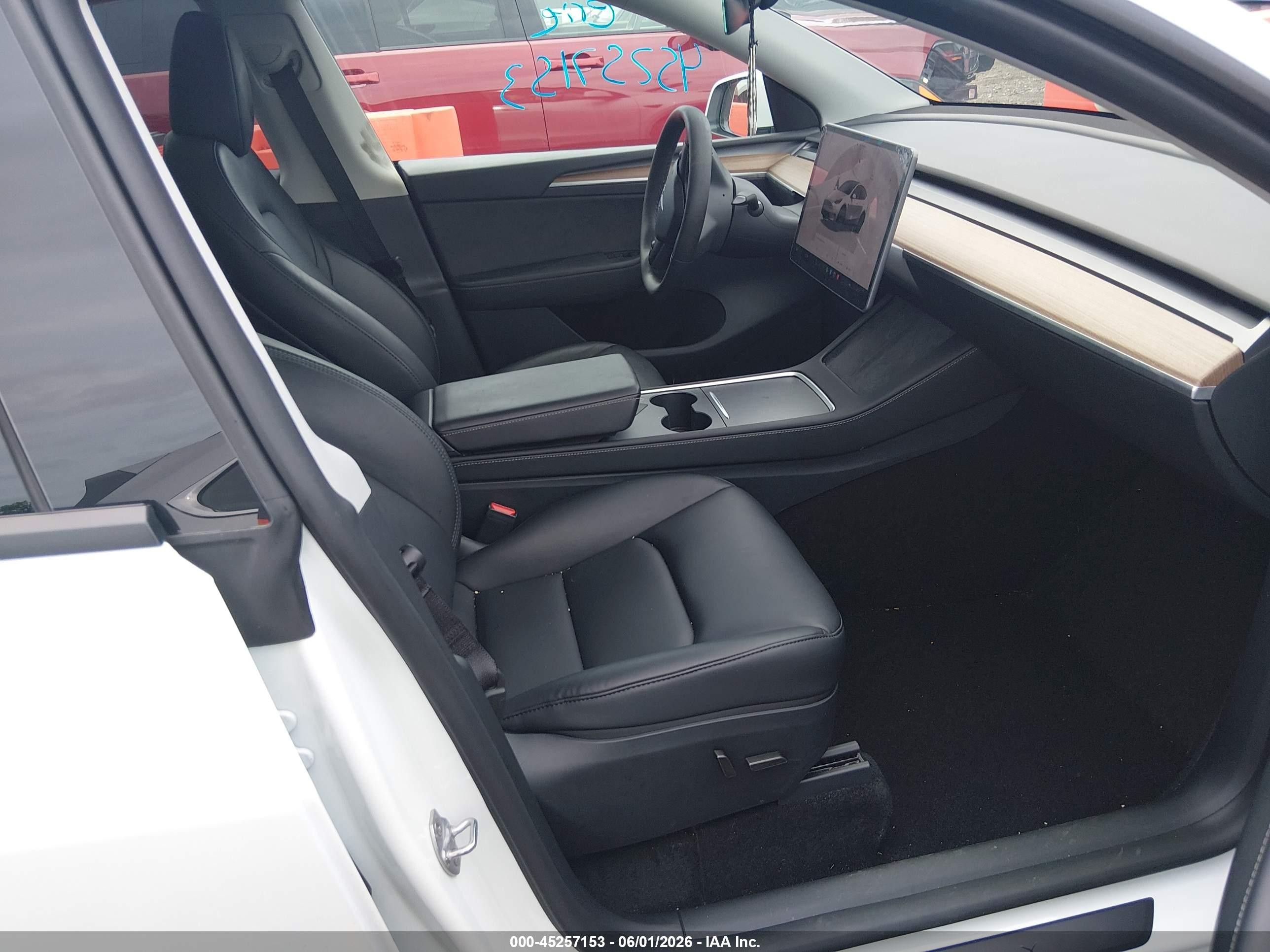 2024 Tesla Model Y Long Range Dual Motor All-wheel Drive White vin: 7SAYGAEE6RF157042