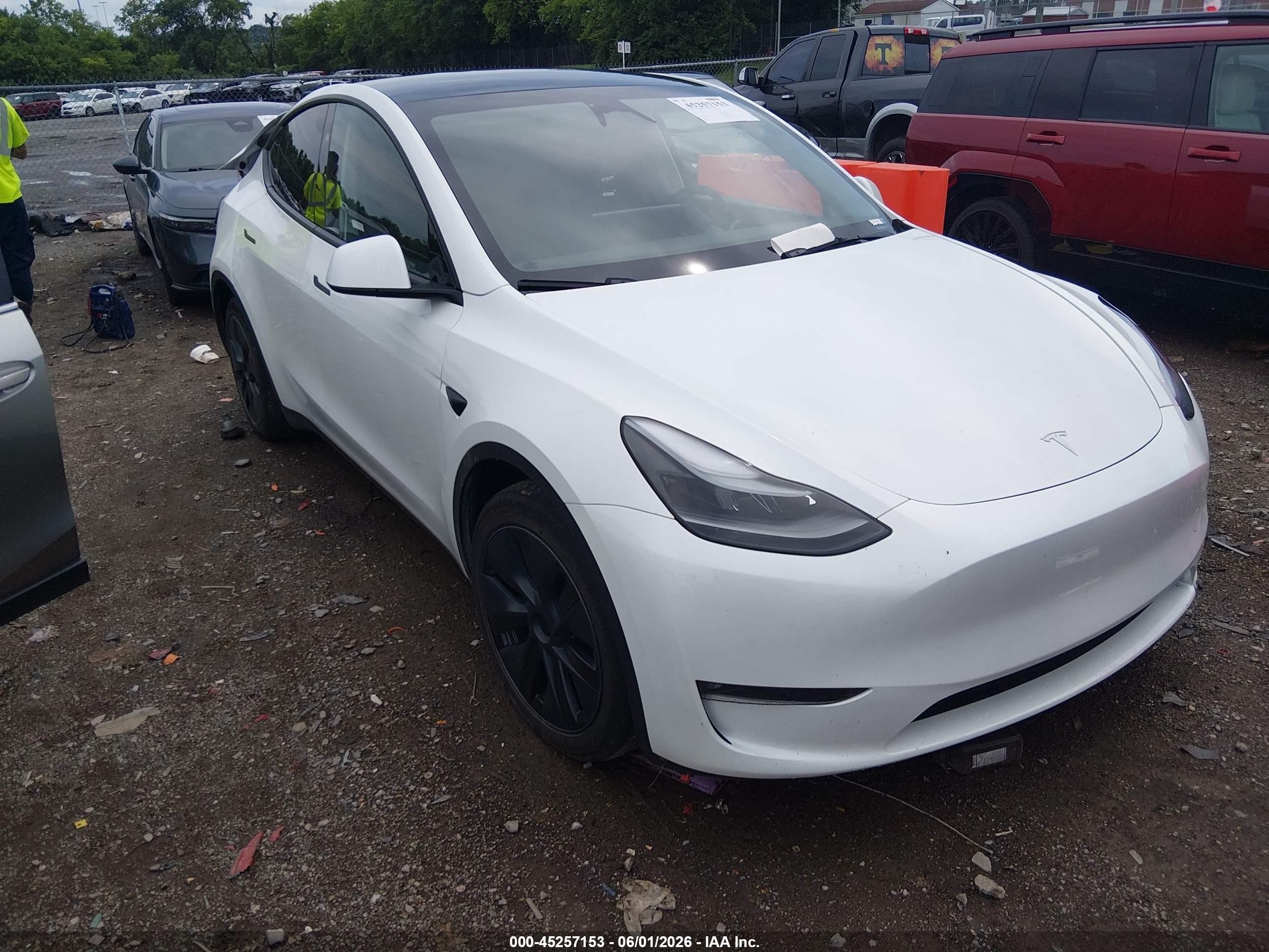 2024 Tesla Model Y Long Range Dual Motor All-wheel Drive White vin: 7SAYGAEE6RF157042