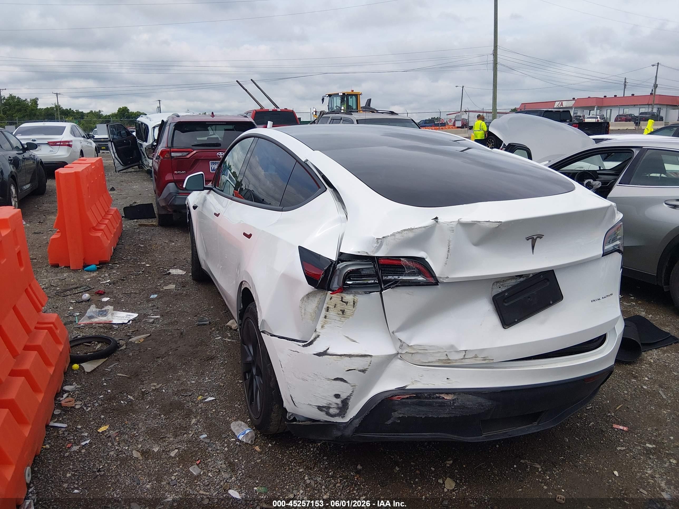 2024 Tesla Model Y Long Range Dual Motor All-wheel Drive White vin: 7SAYGAEE6RF157042