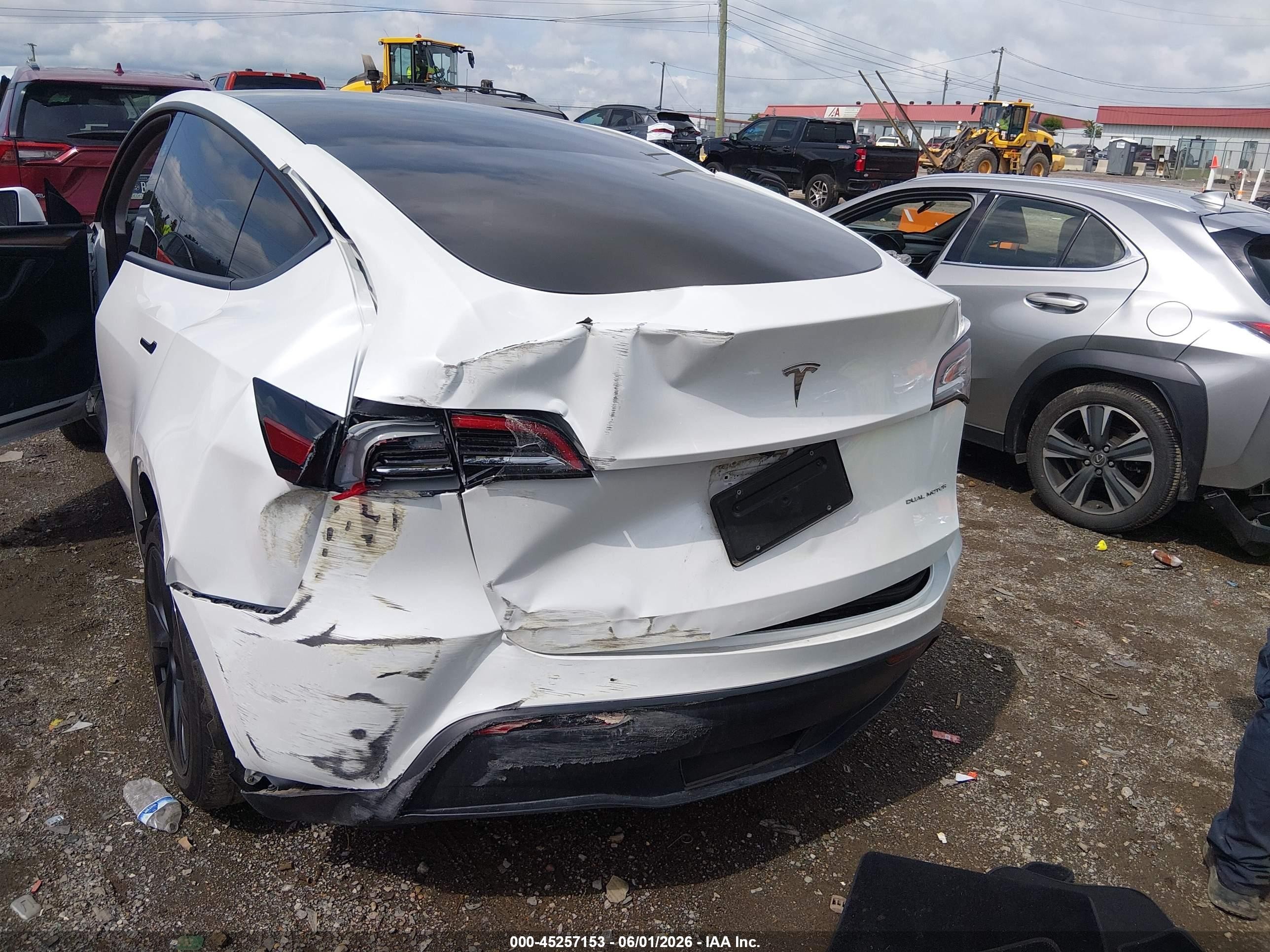 2024 Tesla Model Y Long Range Dual Motor All-wheel Drive White vin: 7SAYGAEE6RF157042