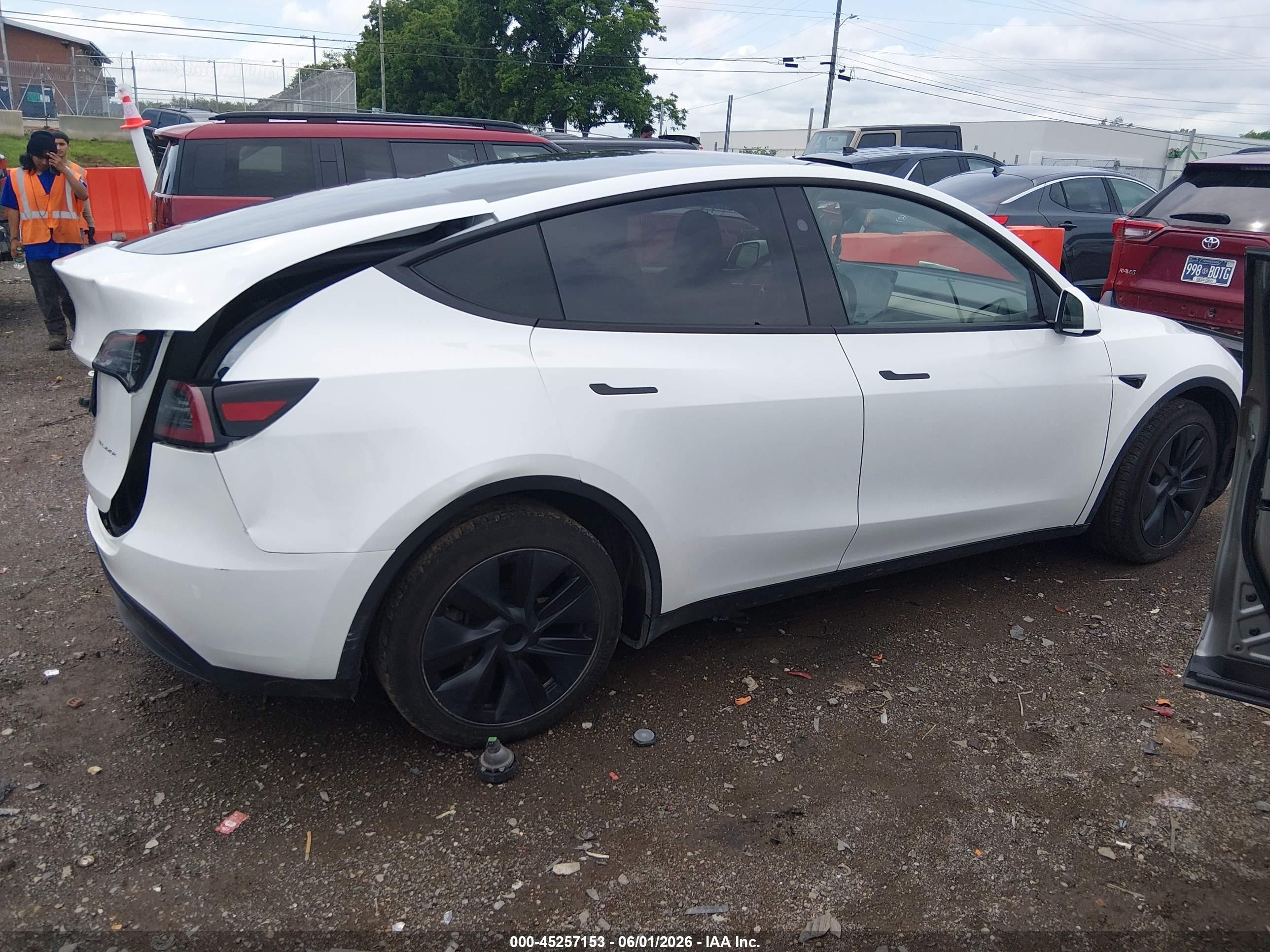 2024 Tesla Model Y Long Range Dual Motor All-wheel Drive White vin: 7SAYGAEE6RF157042