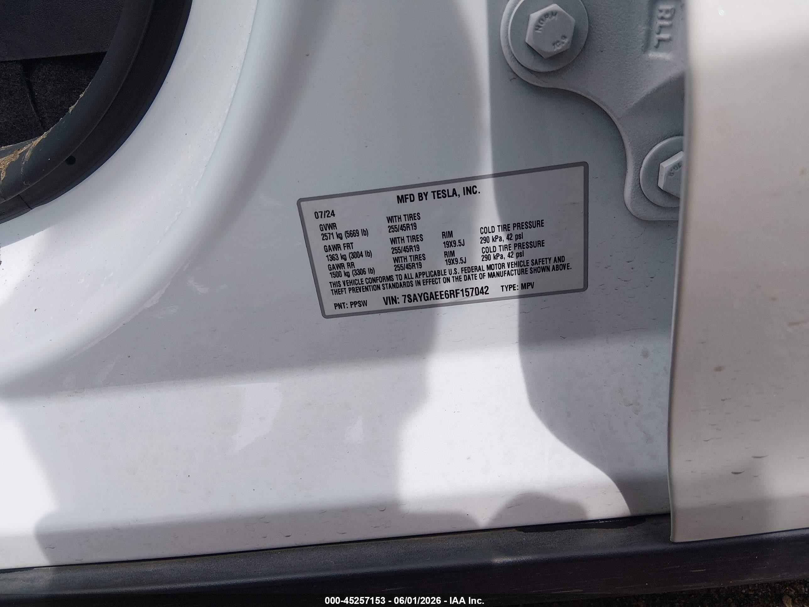 2024 Tesla Model Y Long Range Dual Motor All-wheel Drive White vin: 7SAYGAEE6RF157042