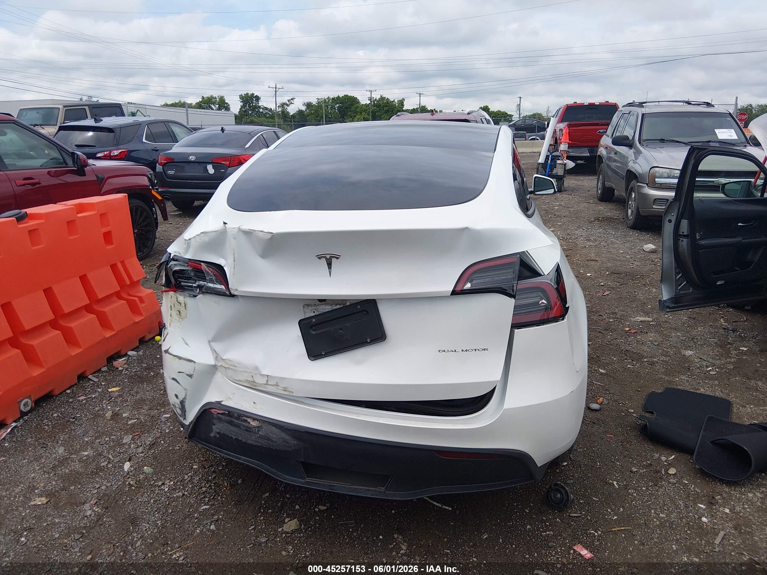 2024 Tesla Model Y Long Range Dual Motor All-wheel Drive White vin: 7SAYGAEE6RF157042