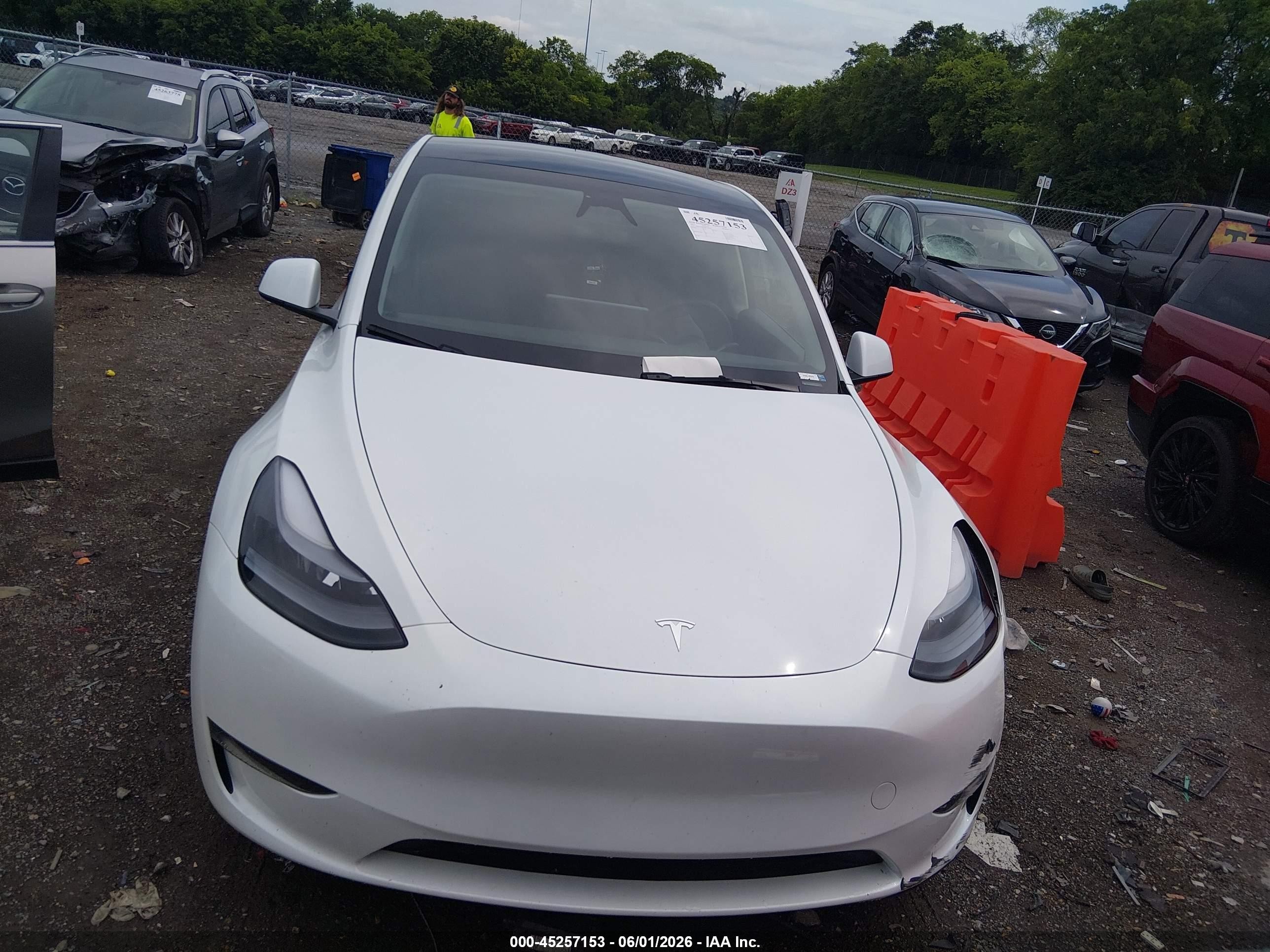 2024 Tesla Model Y Long Range Dual Motor All-wheel Drive White vin: 7SAYGAEE6RF157042