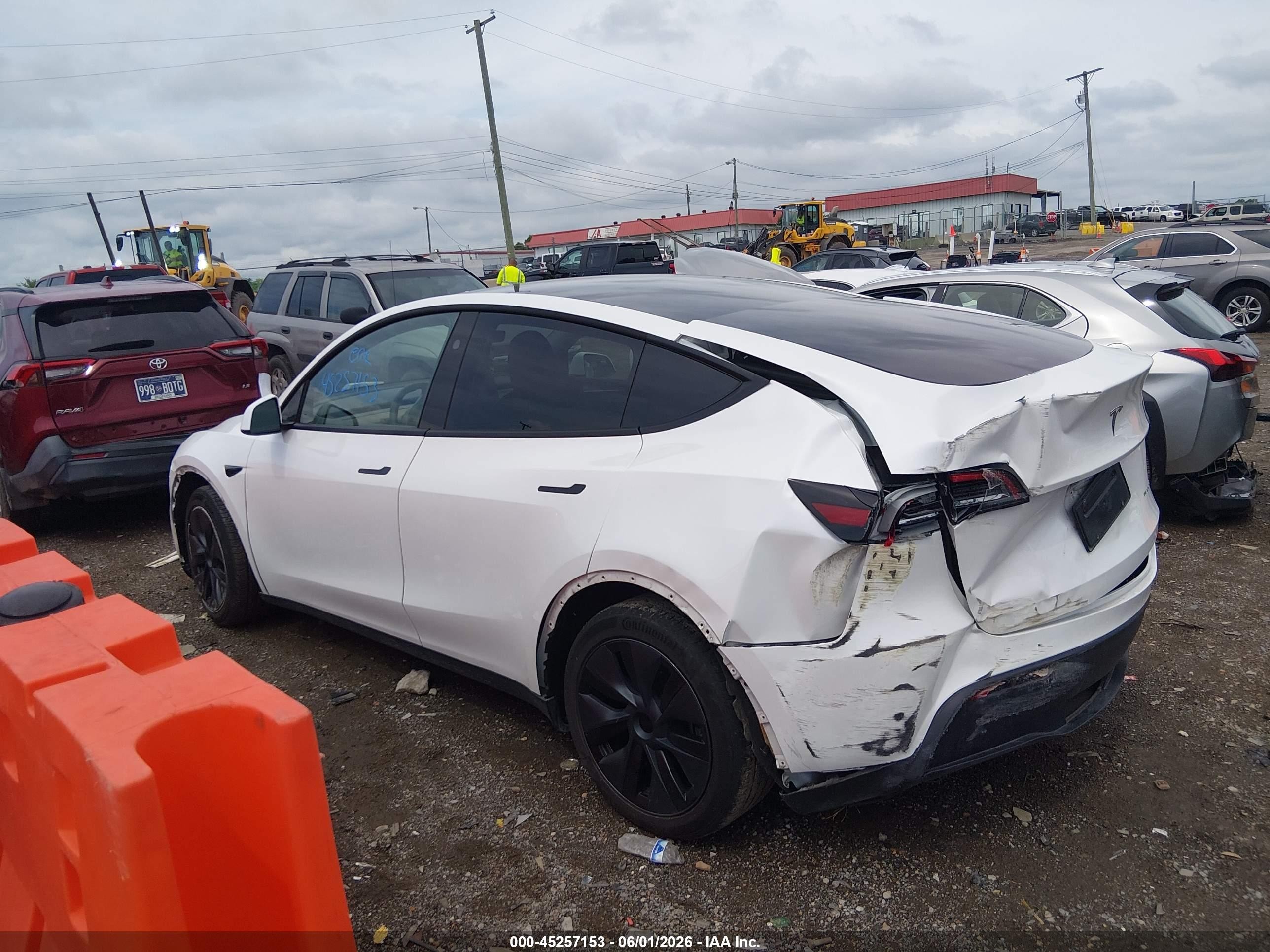 2024 Tesla Model Y Long Range Dual Motor All-wheel Drive White vin: 7SAYGAEE6RF157042